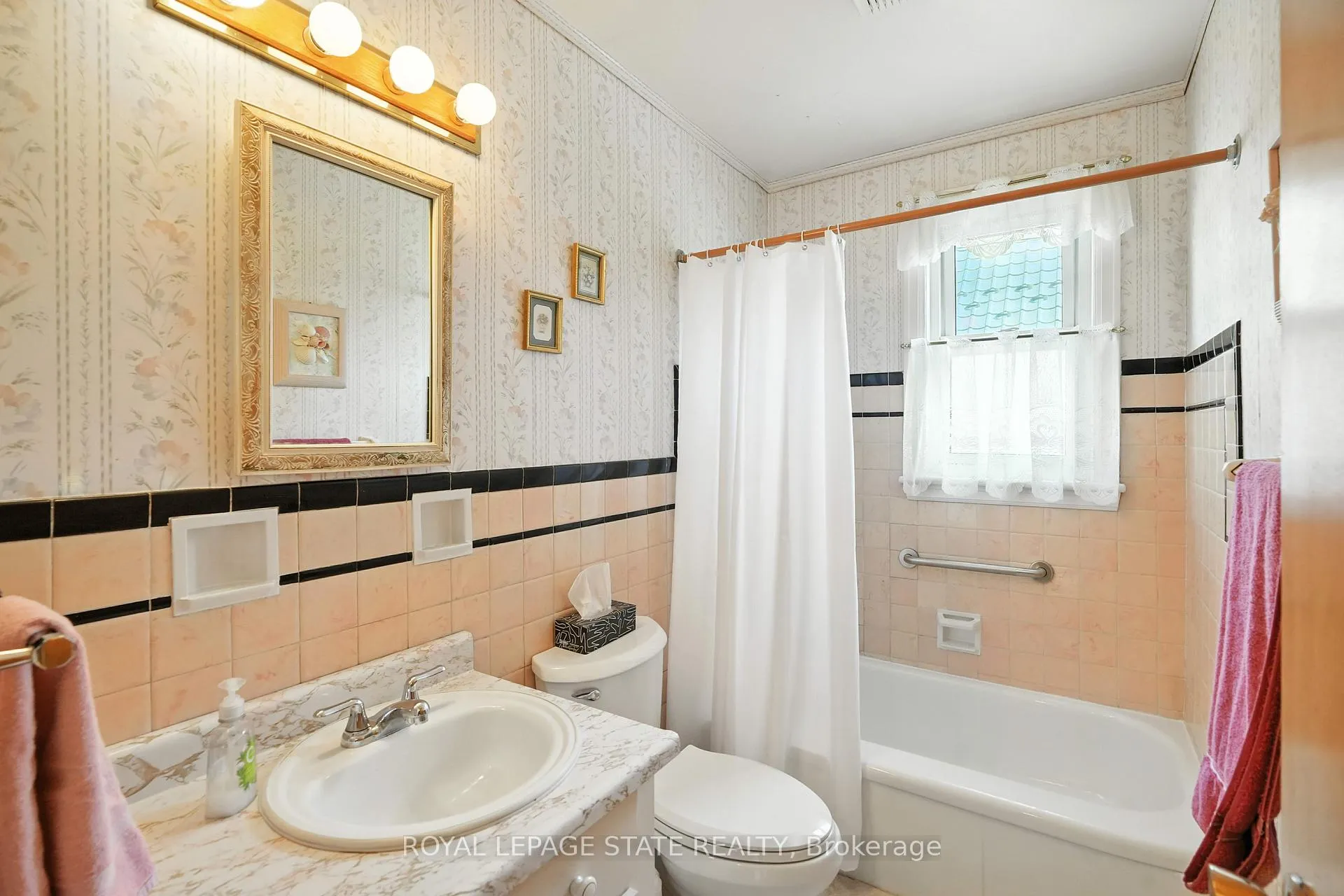 Photo 20 of 26 Marion Place, Hamilton, Stoney Creek — HOMEH