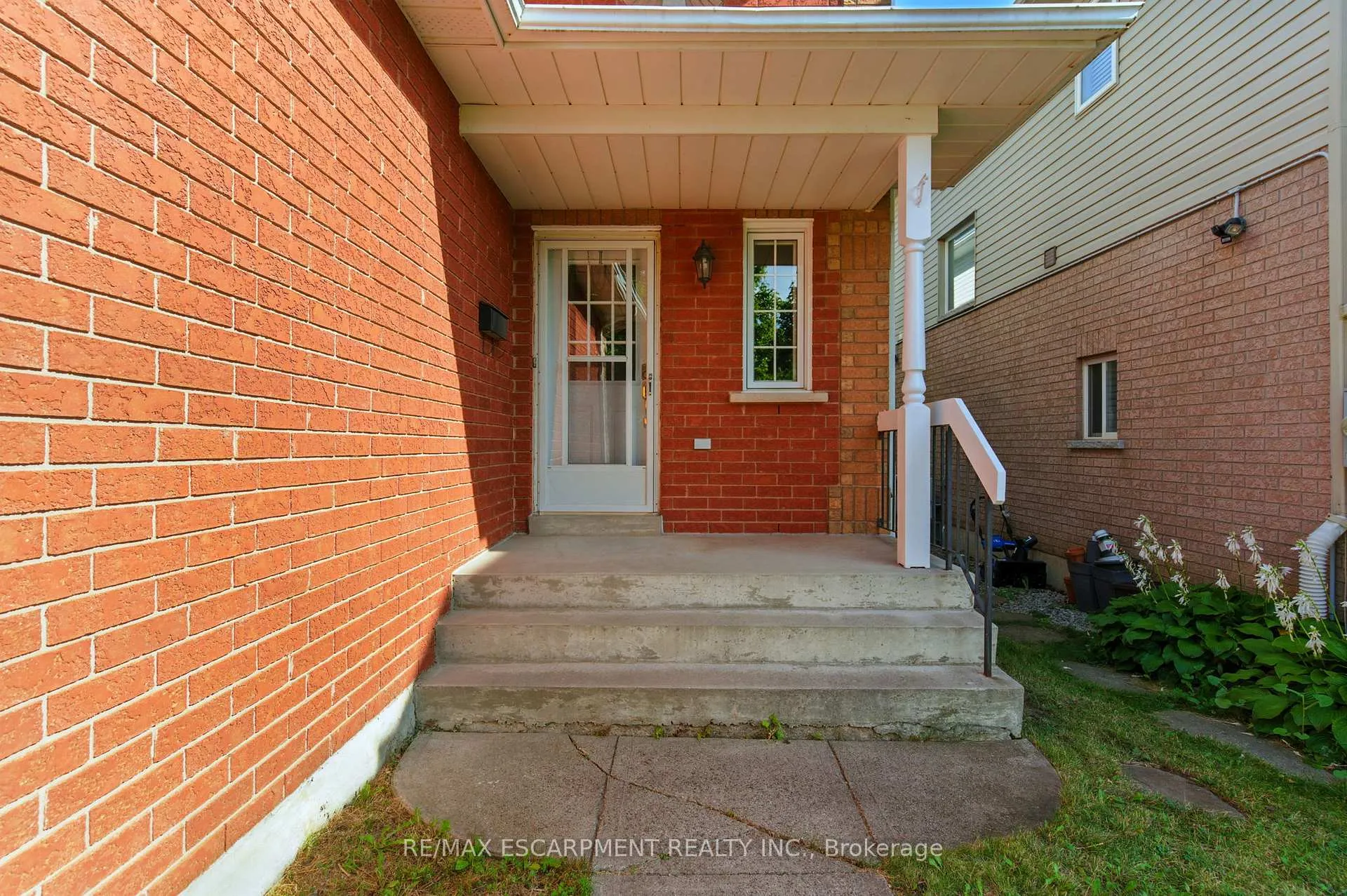 Photo 3 of 153 Chudleigh Street, Hamilton, Waterdown — HOMEH