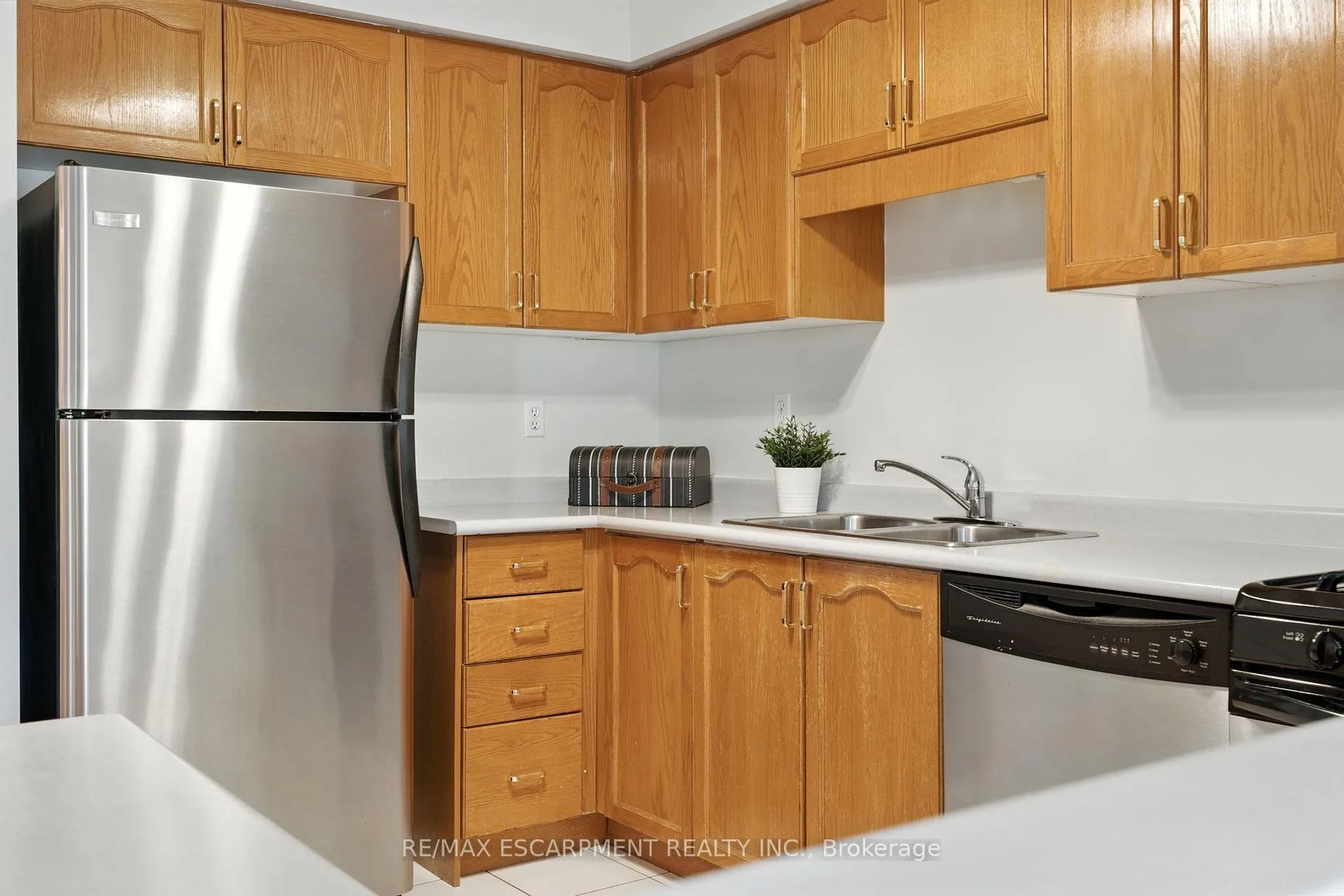 Photo 8 of 153 Chudleigh Street, Hamilton, Waterdown — HOMEH