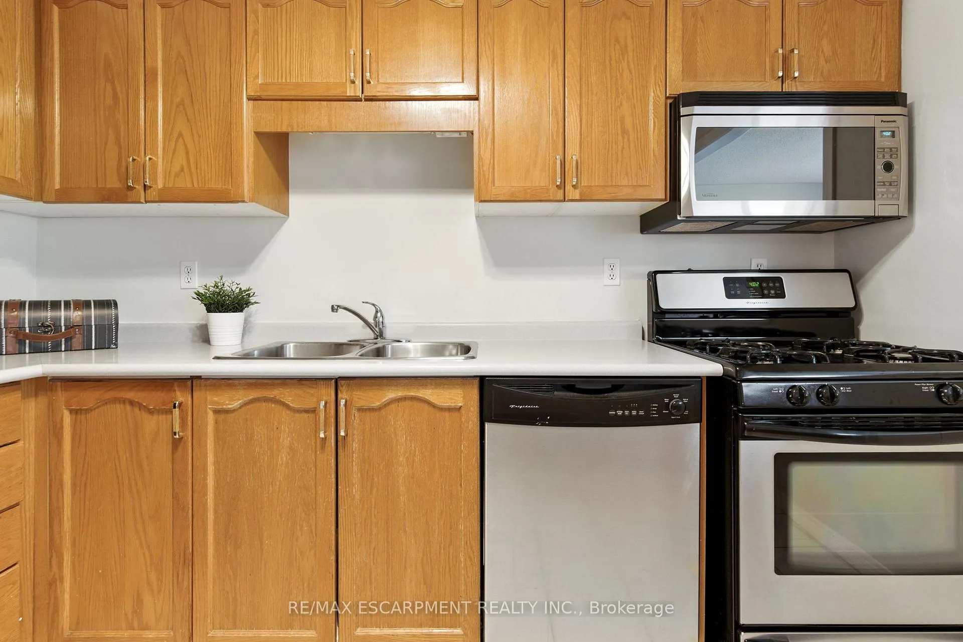 Photo 9 of 153 Chudleigh Street, Hamilton, Waterdown — HOMEH