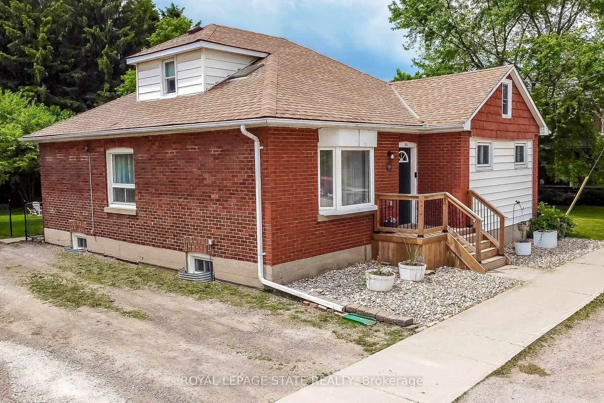 Photo 2 of 113 Lynden Road, Hamilton, Lynden — HOMEH