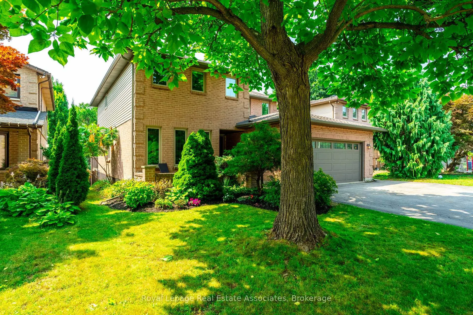Photo 2 of 29 Laurendale Avenue, Hamilton, Waterdown — HOMEH