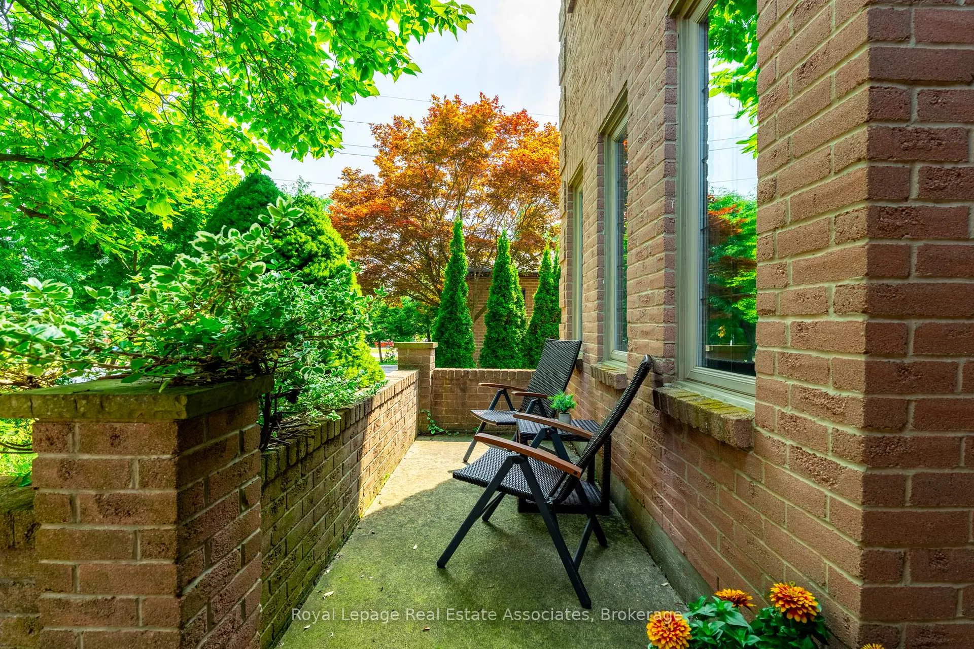Photo 3 of 29 Laurendale Avenue, Hamilton, Waterdown — HOMEH