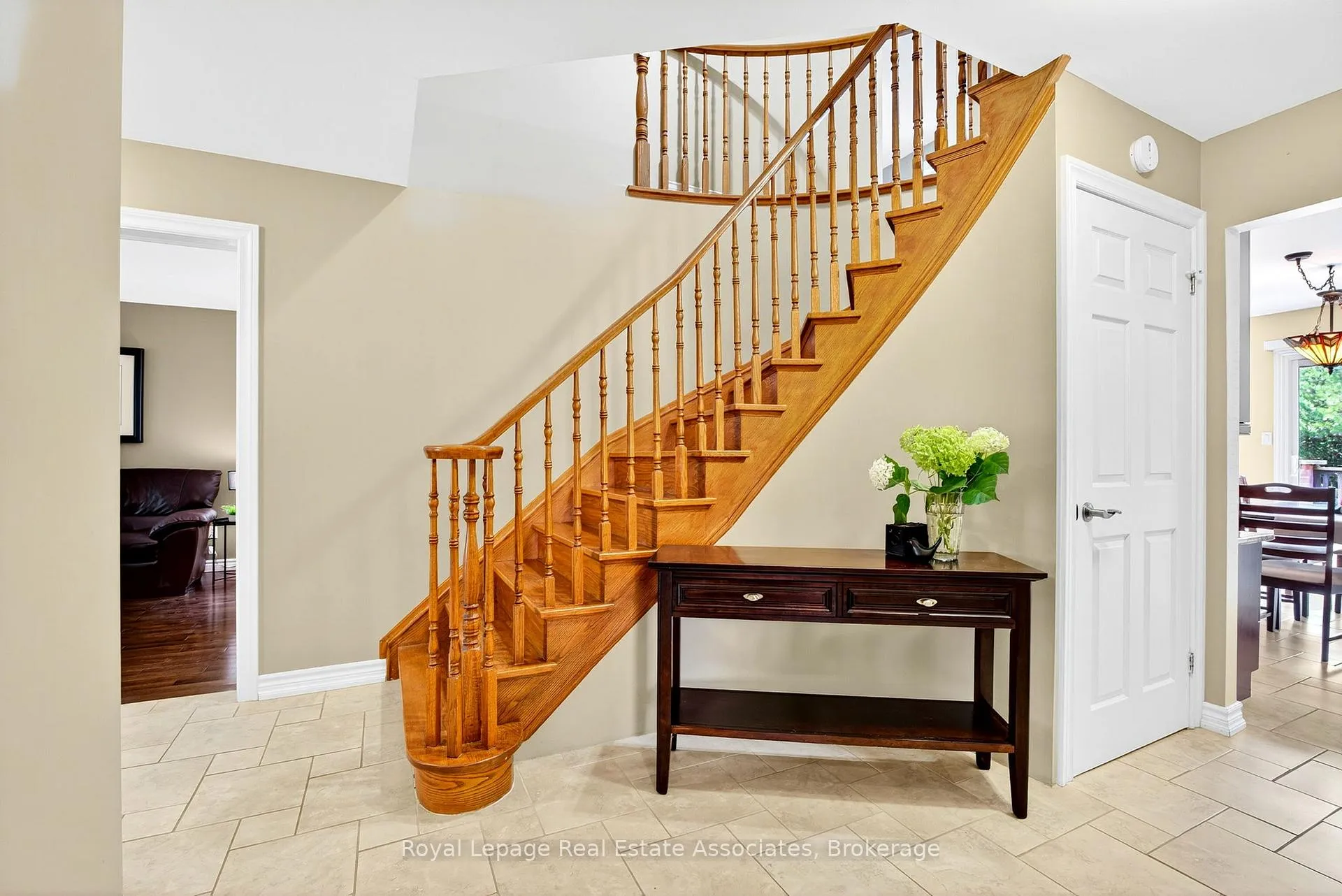 Photo 5 of 29 Laurendale Avenue, Hamilton, Waterdown — HOMEH