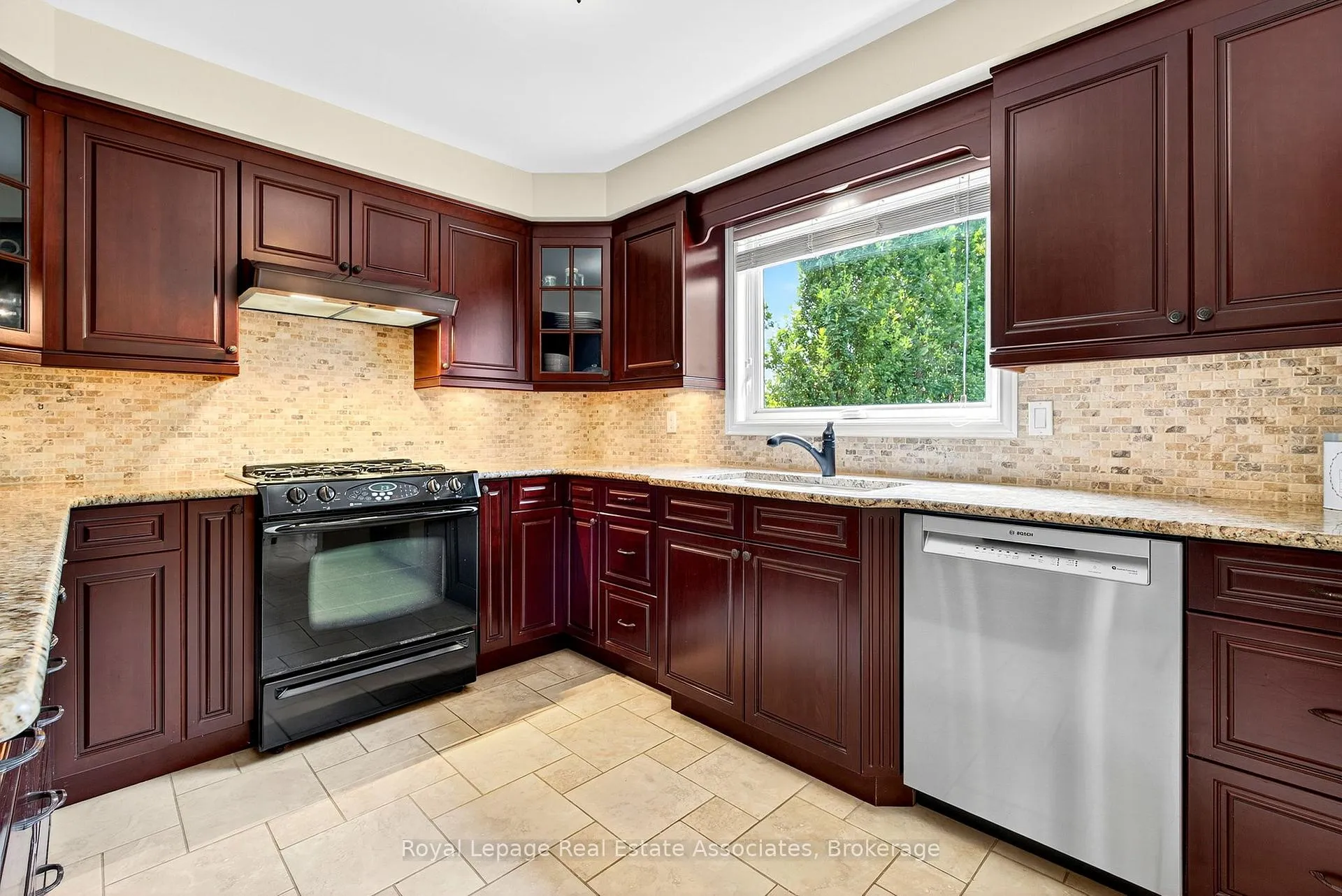 Photo 10 of 29 Laurendale Avenue, Hamilton, Waterdown — HOMEH