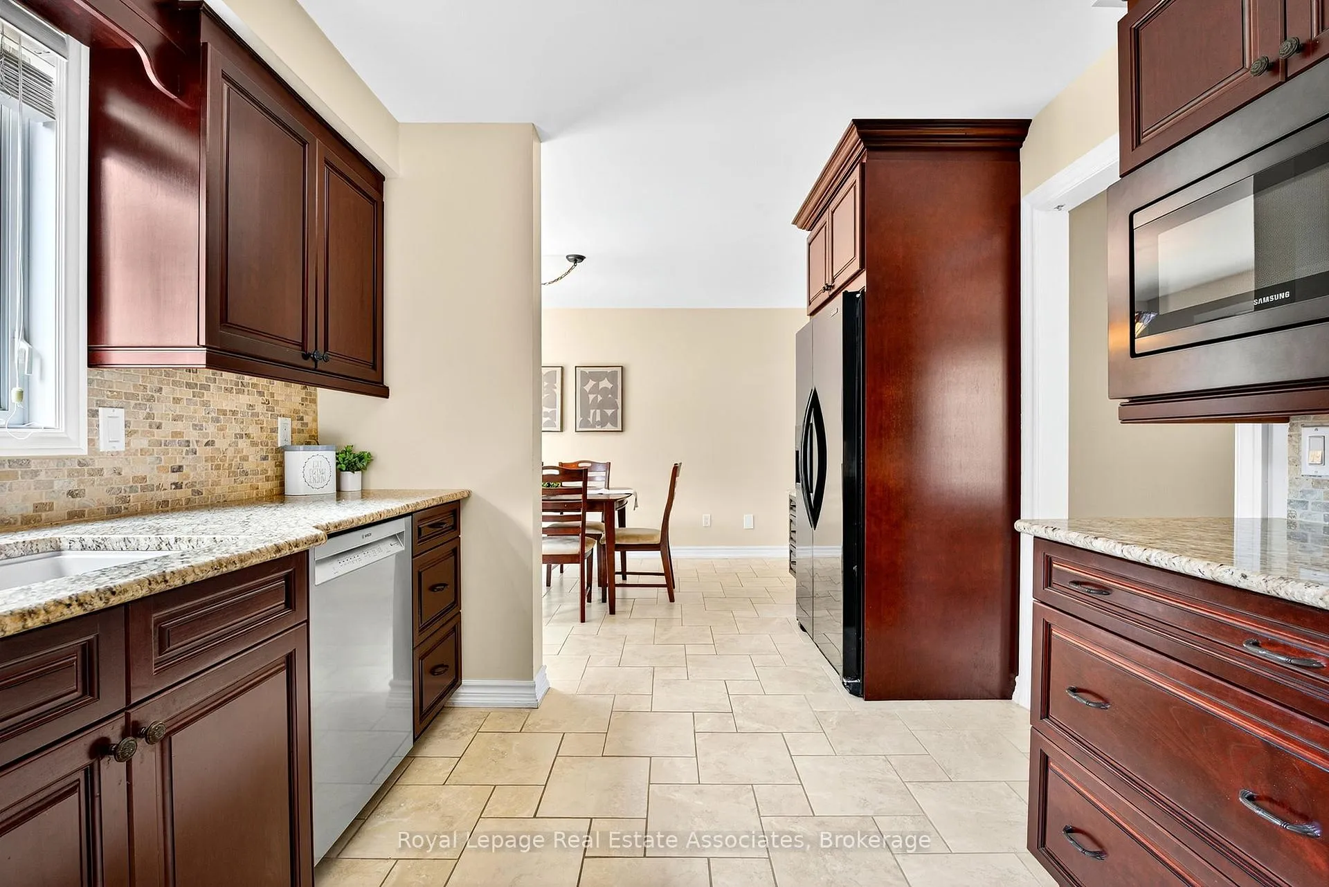 Photo 12 of 29 Laurendale Avenue, Hamilton, Waterdown — HOMEH