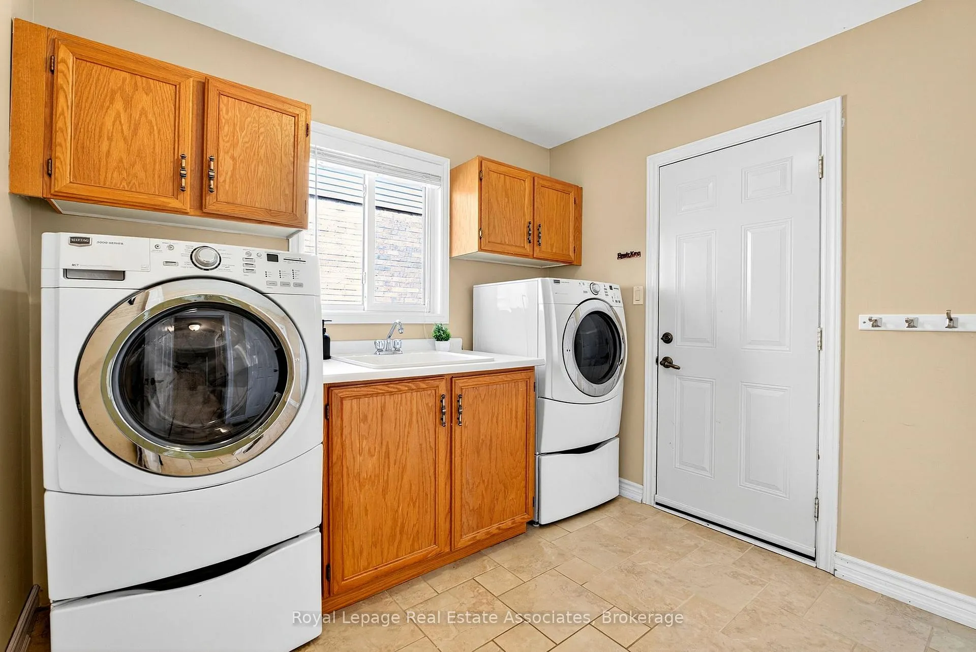 Photo 16 of 29 Laurendale Avenue, Hamilton, Waterdown — HOMEH