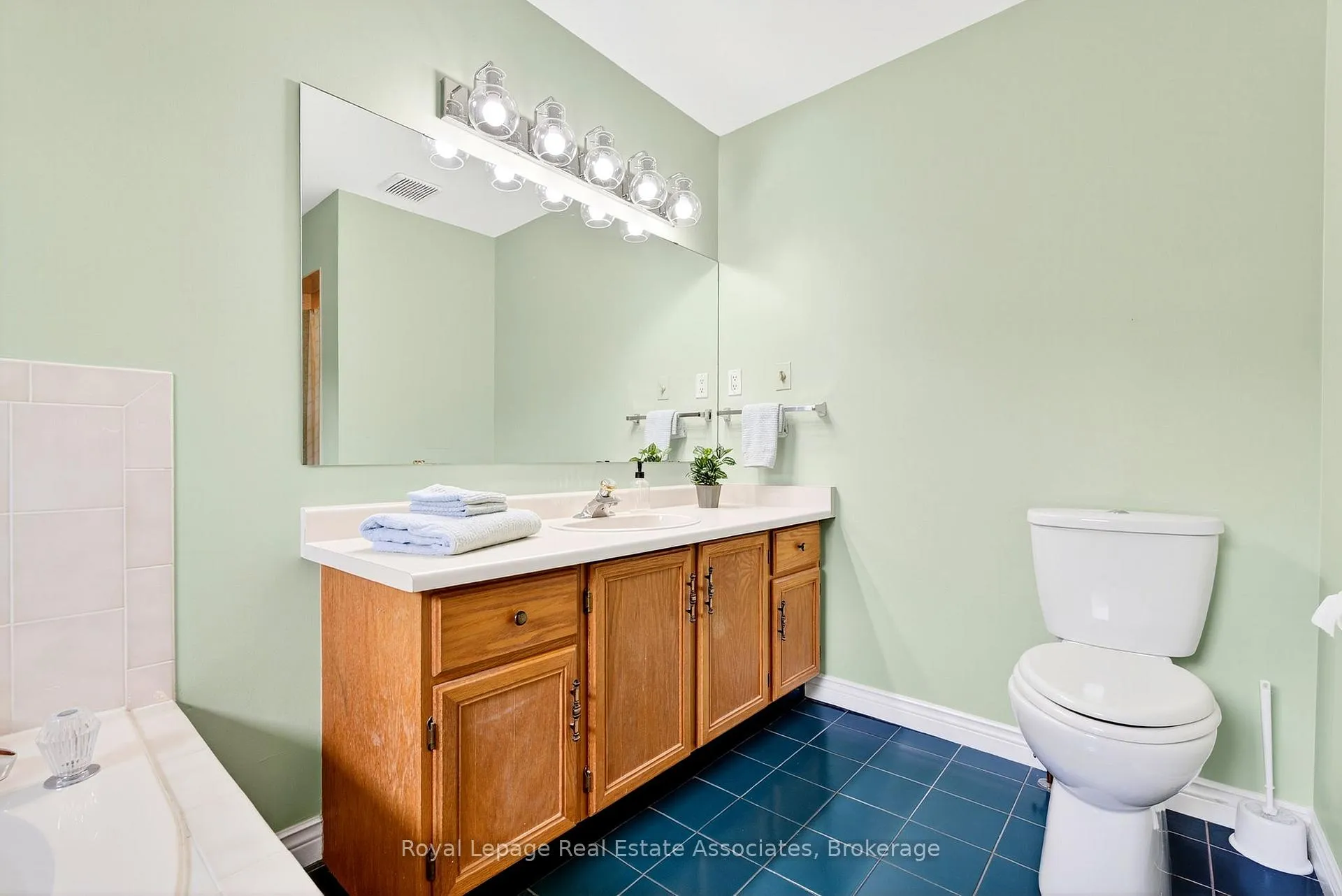 Photo 21 of 29 Laurendale Avenue, Hamilton, Waterdown — HOMEH