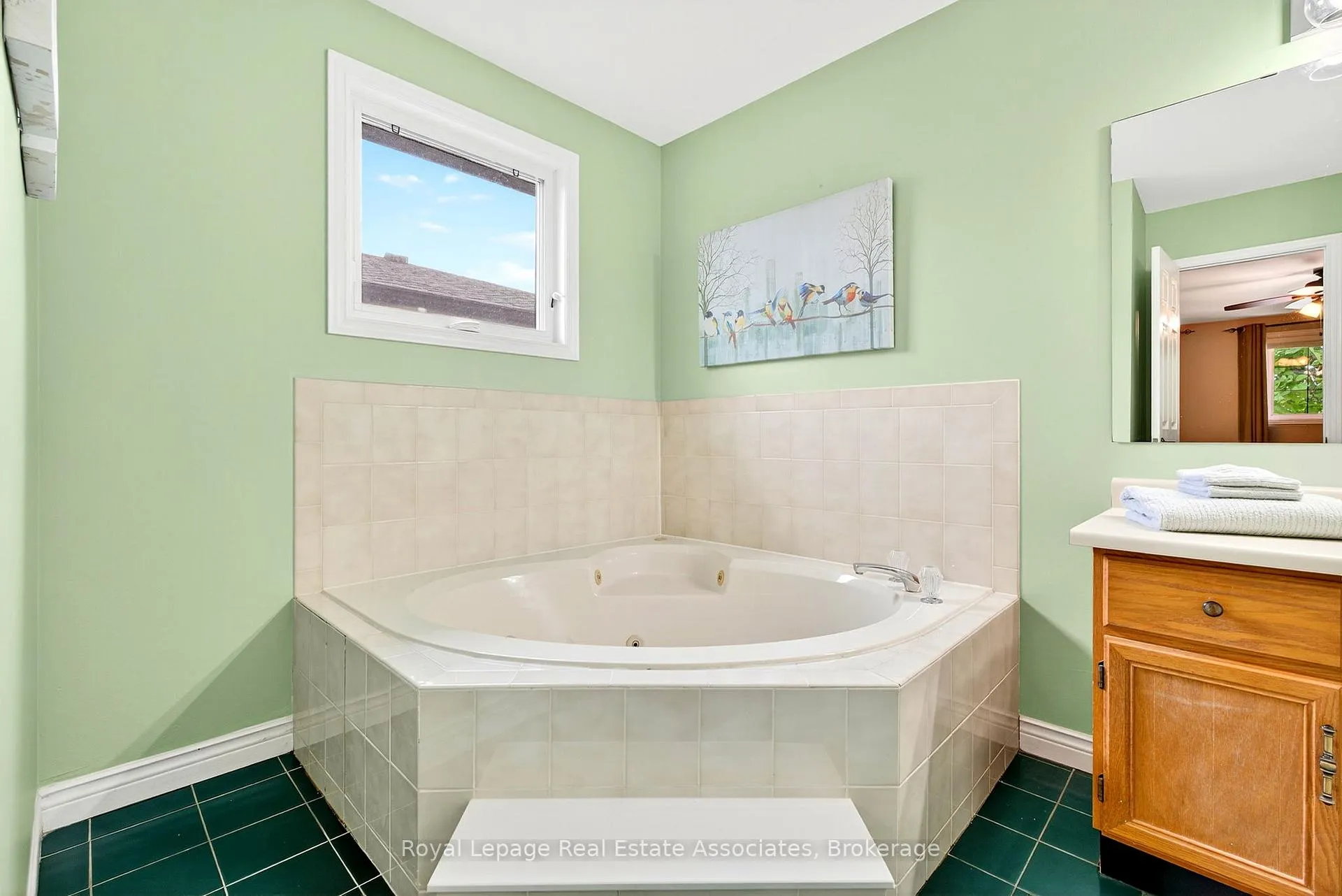 Photo 22 of 29 Laurendale Avenue, Hamilton, Waterdown — HOMEH