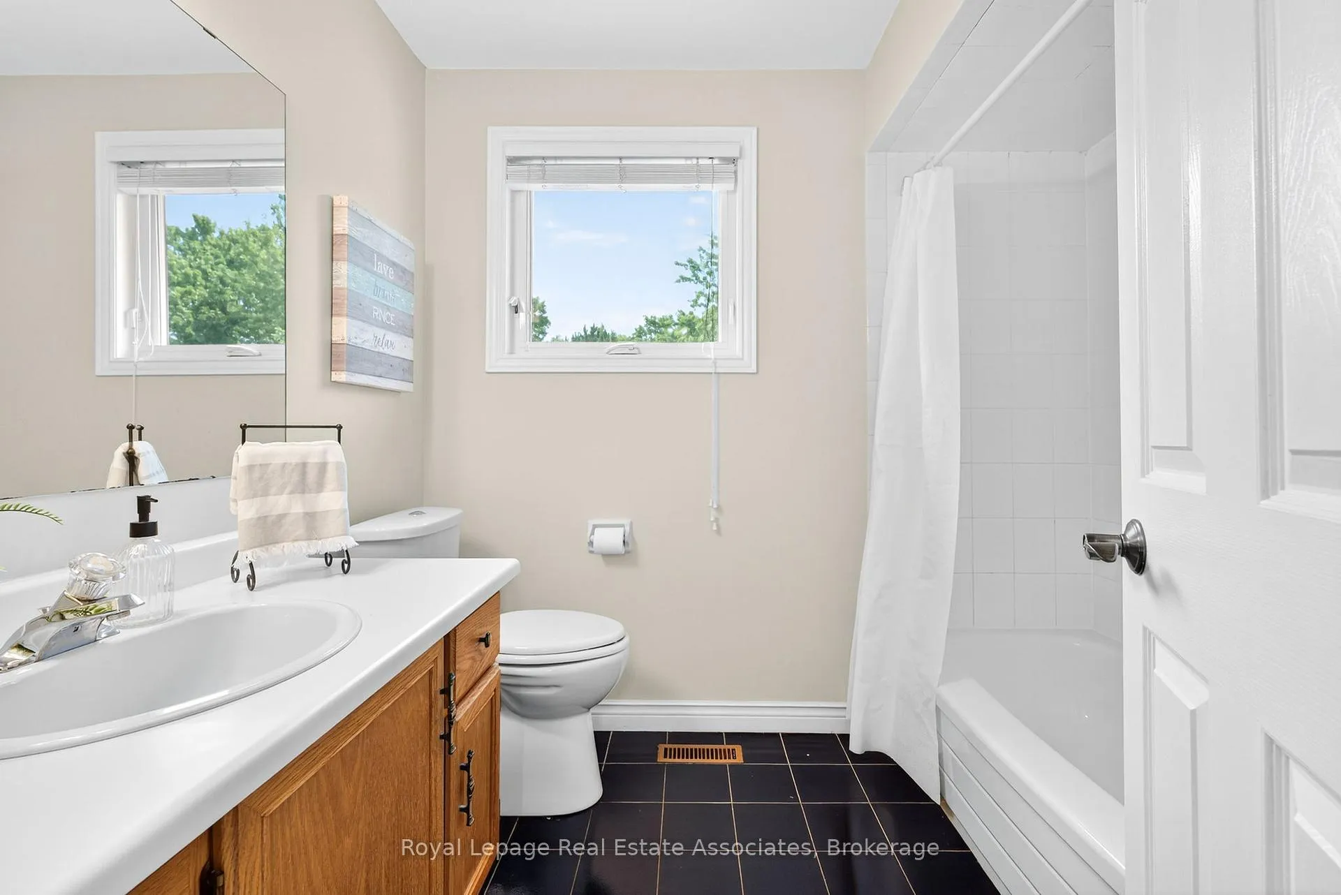 Photo 26 of 29 Laurendale Avenue, Hamilton, Waterdown — HOMEH