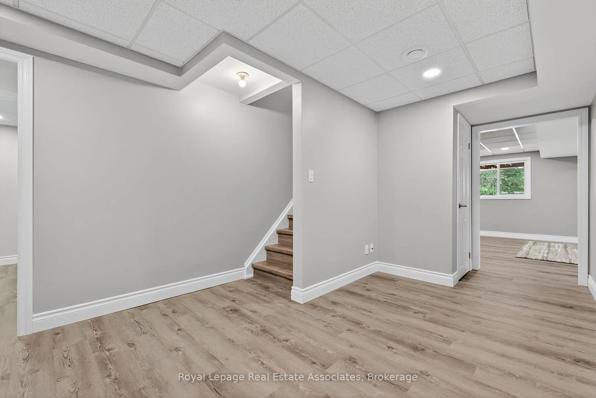 Photo 27 of 29 Laurendale Avenue, Hamilton, Waterdown — HOMEH