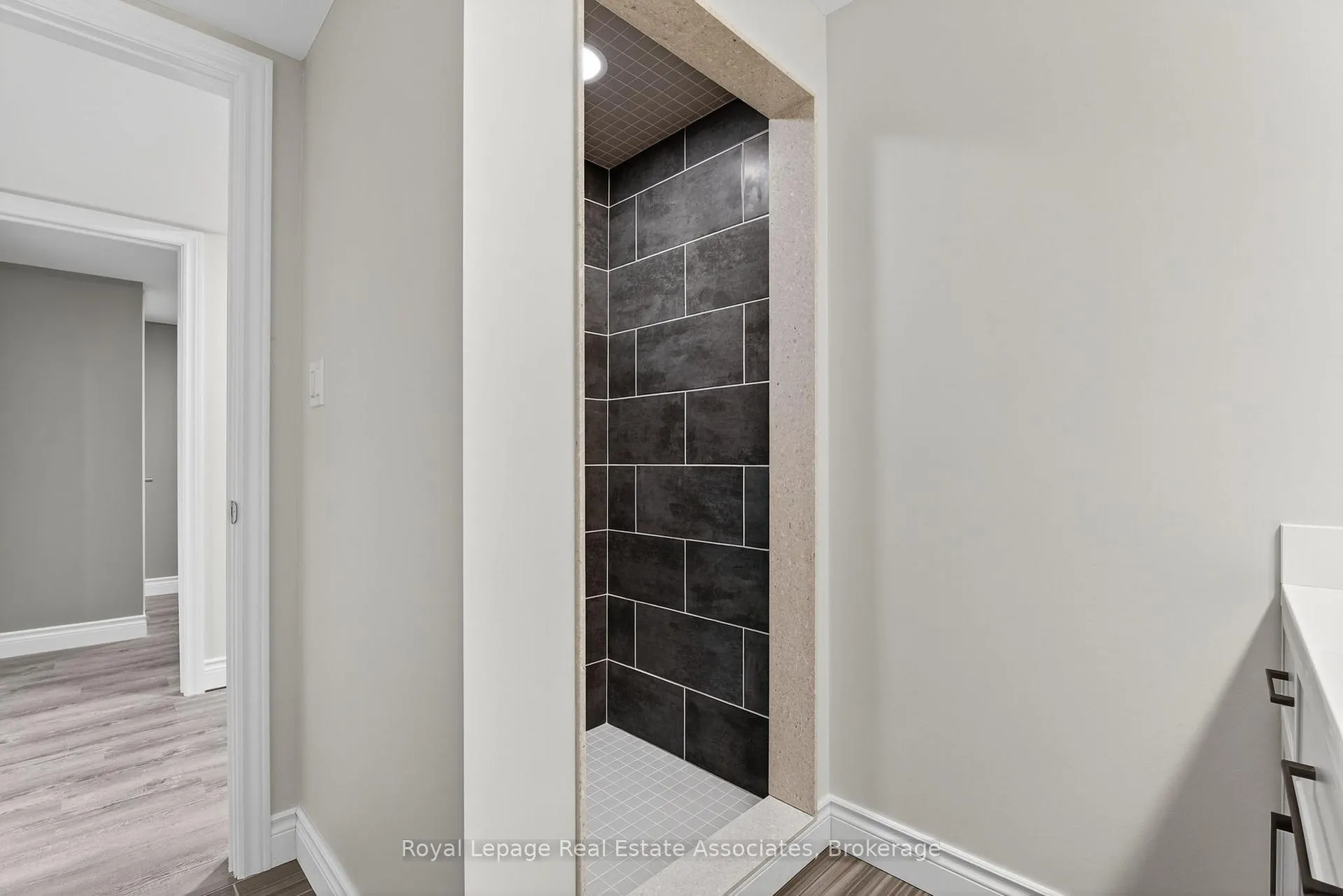 Photo 36 of 29 Laurendale Avenue, Hamilton, Waterdown — HOMEH