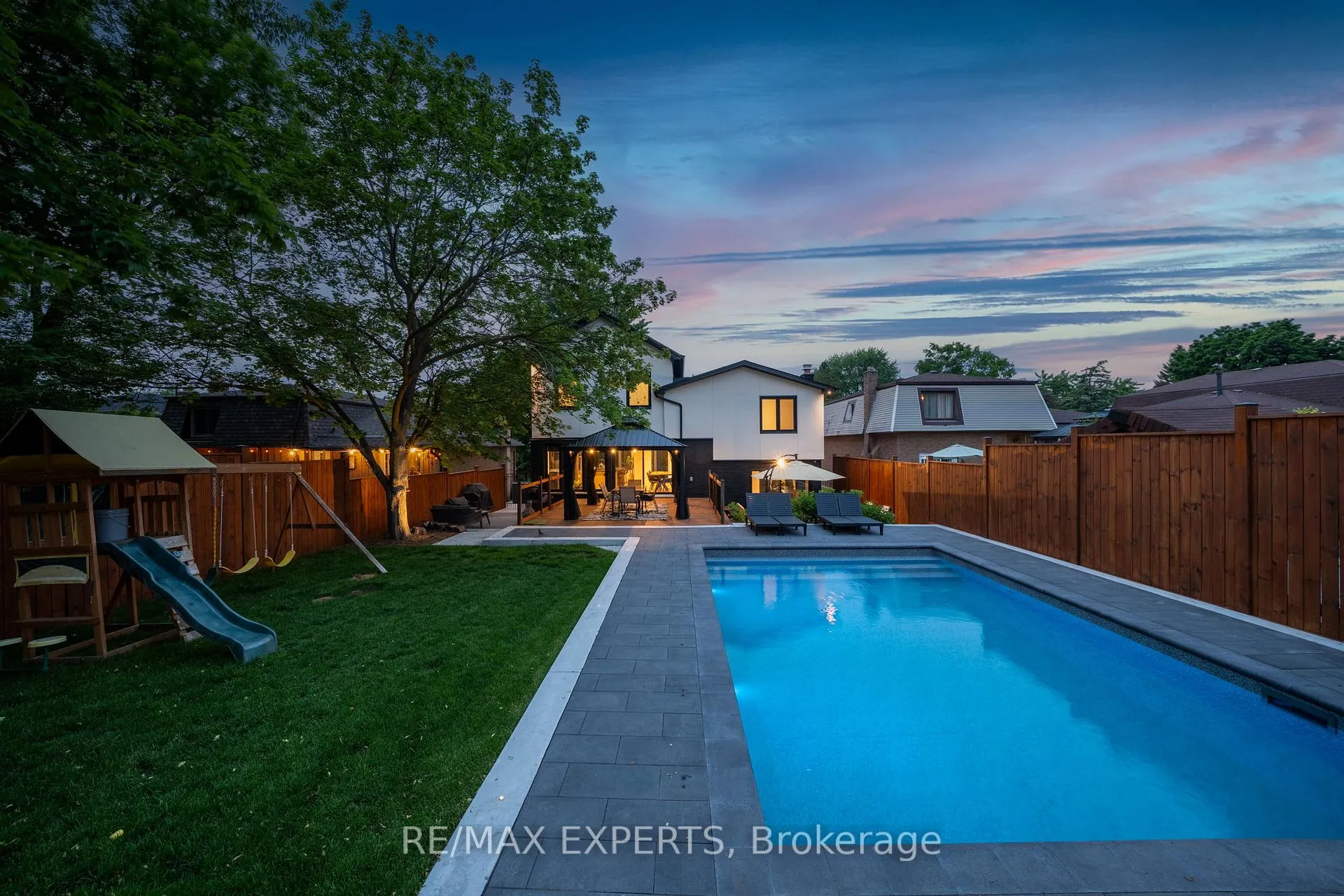 Photo 2 of 212 Ridge Road, Caledon, Bolton West — HOMEH