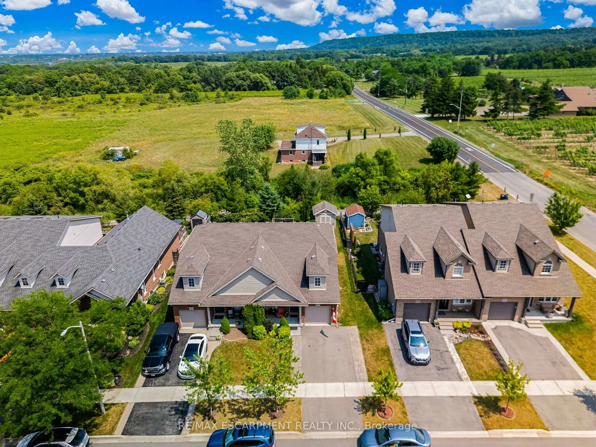 Photo 2 of 4001 Ashby Drive, Lincoln, Beamsville — HOMEH