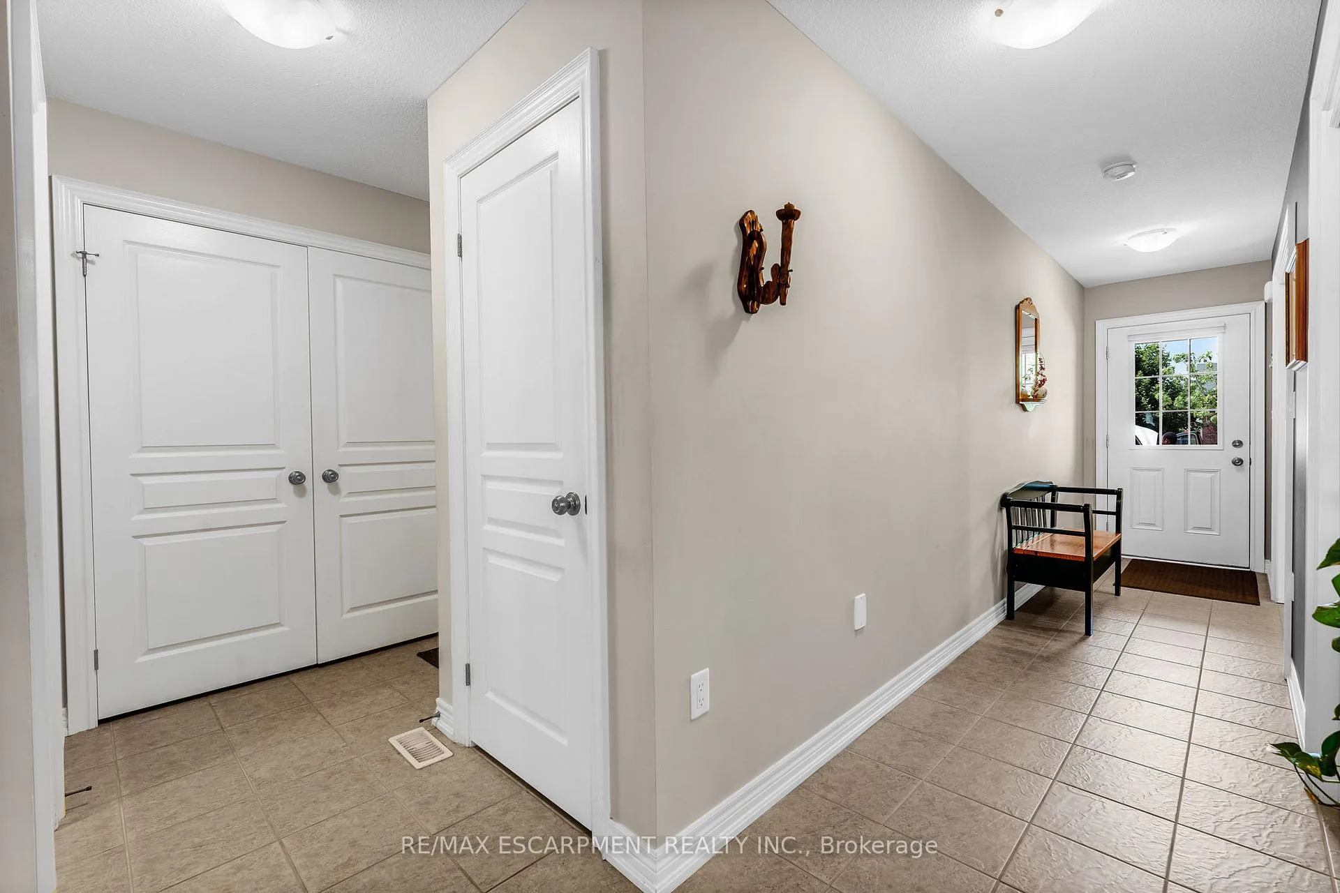 Photo 10 of 4001 Ashby Drive, Lincoln, Beamsville — HOMEH