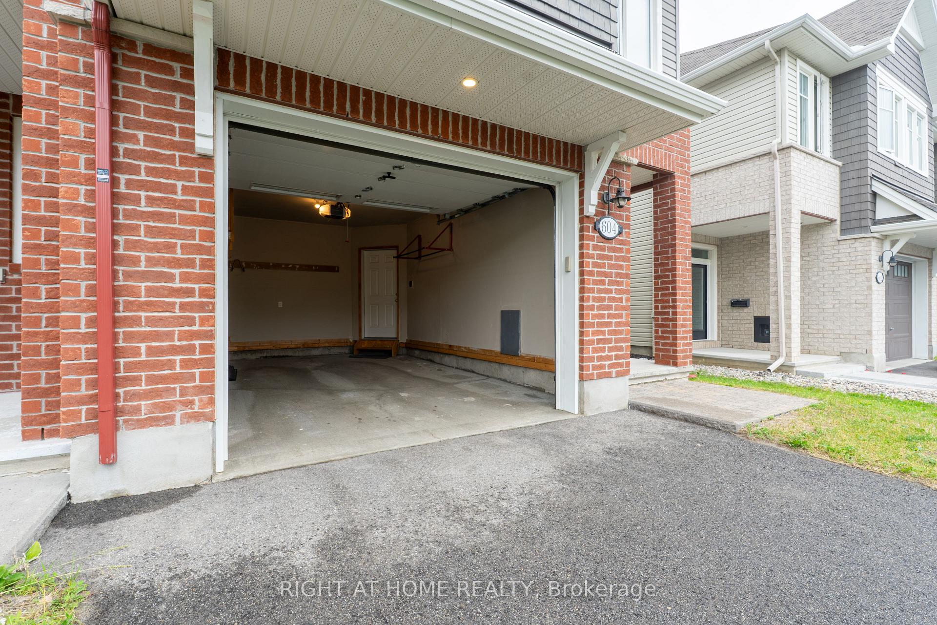 Photo 3 of 604 Egret Way, Ottawa, Barrhaven - Half Moon Bay — HOMEH
