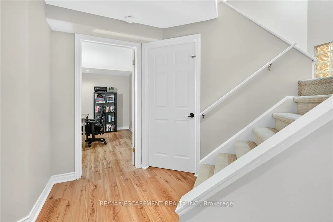 Photo 28 of 50 Longyear Drive, Hamilton, Waterdown — HOMEH