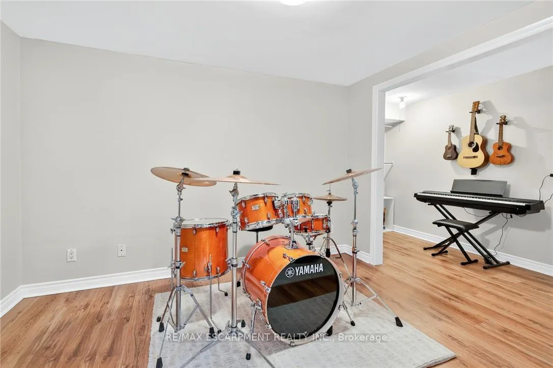 Photo 34 of 50 Longyear Drive, Hamilton, Waterdown — HOMEH