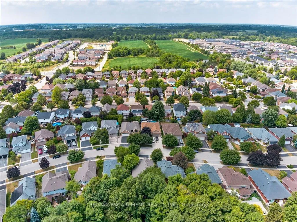 Photo 49 of 50 Longyear Drive, Hamilton, Waterdown — HOMEH