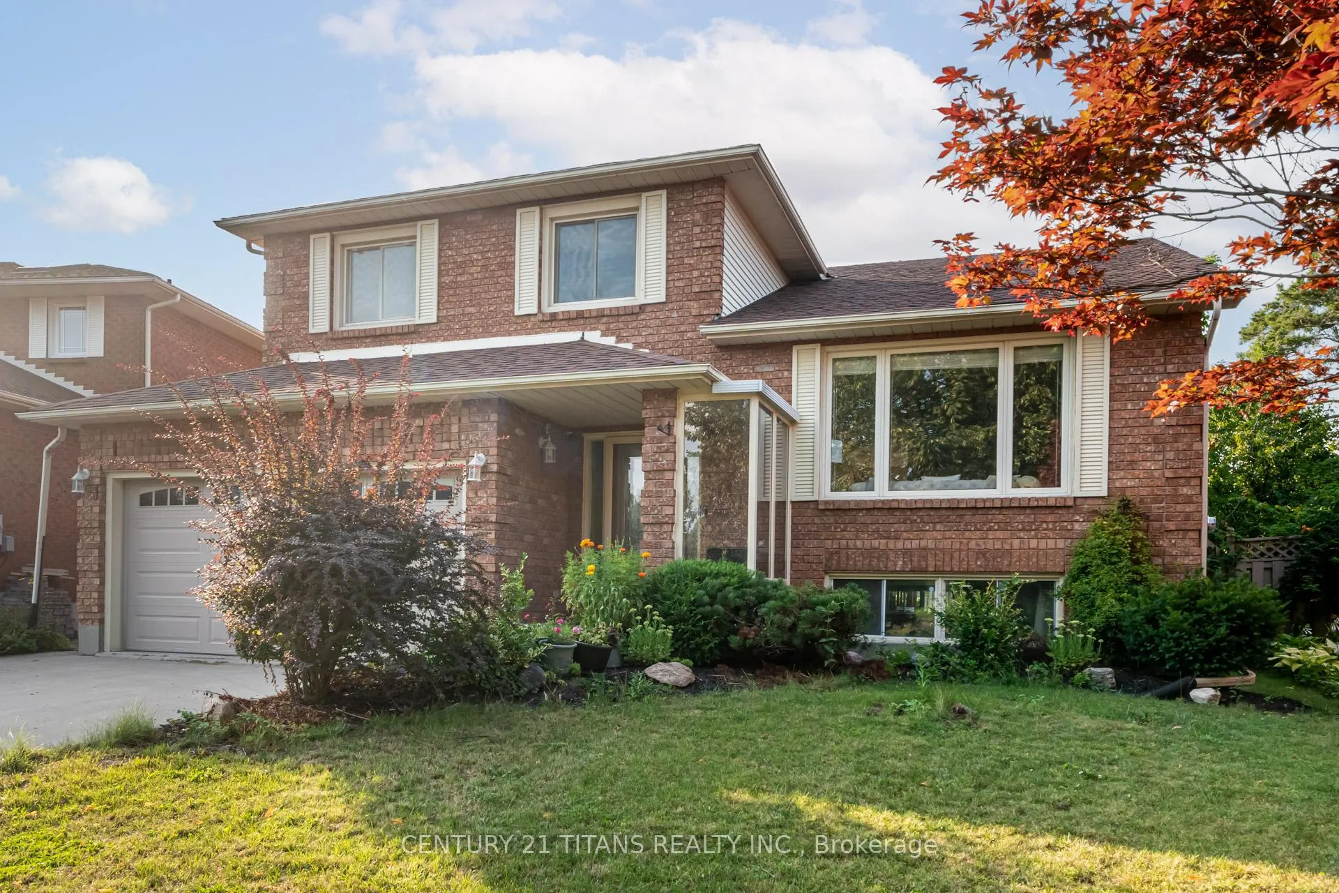Photo 2 of 71 Kingswood Drive, Clarington, Courtice — HOMEH