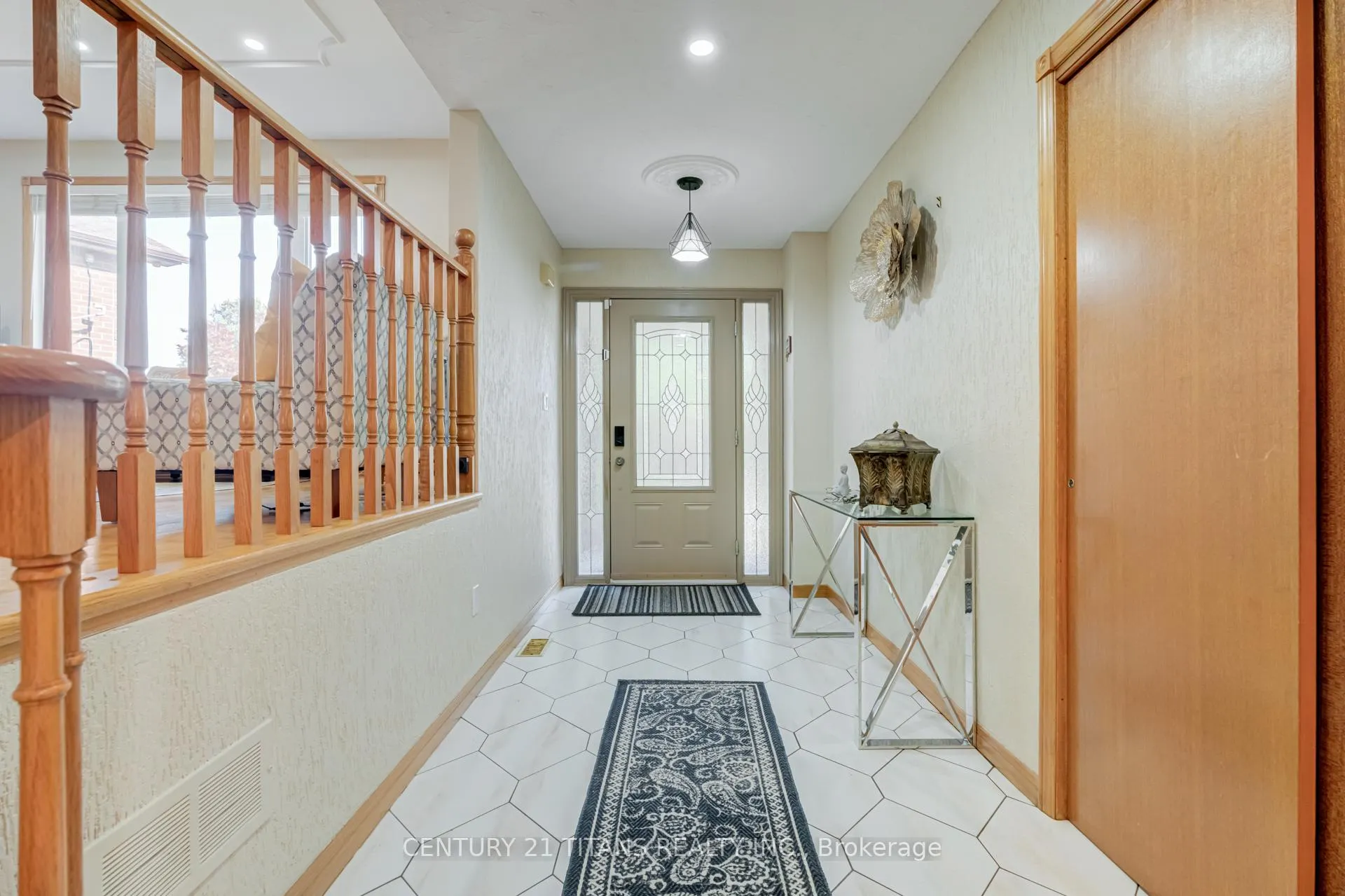 Photo 4 of 71 Kingswood Drive, Clarington, Courtice — HOMEH