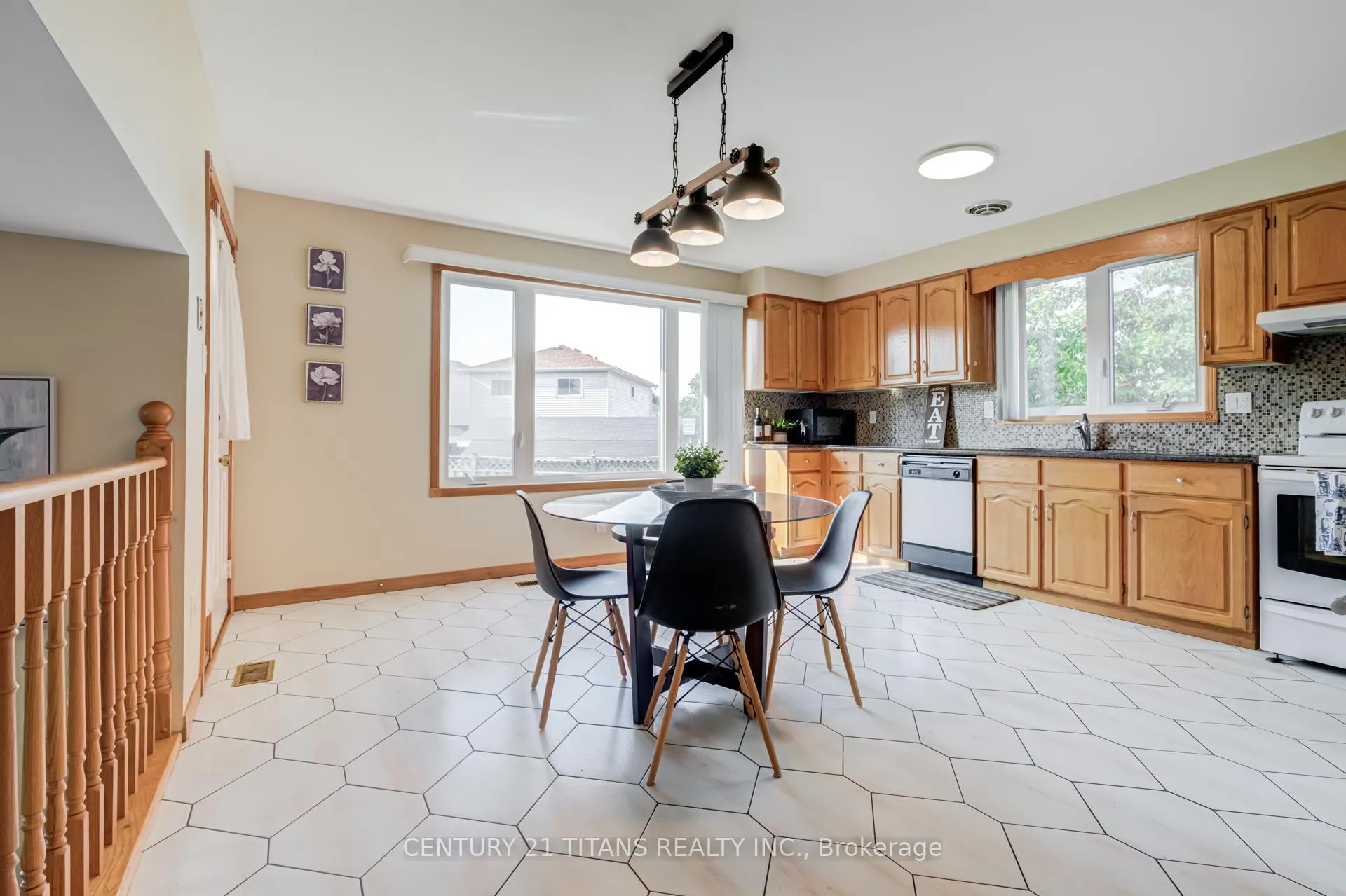 Photo 17 of 71 Kingswood Drive, Clarington, Courtice — HOMEH