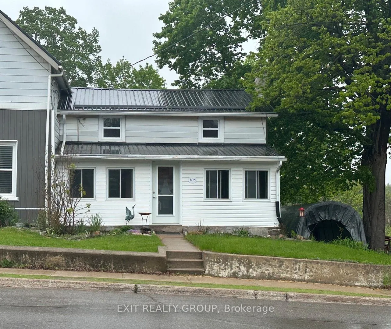 Front of 108 St Lawrence Street W
