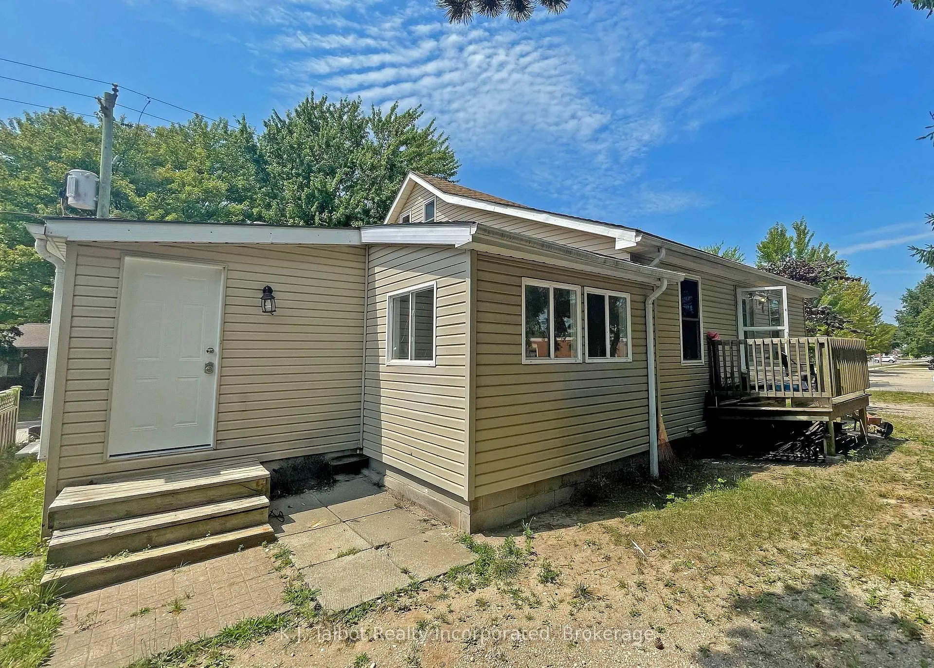 Photo 3 of 311 Gibbons Street S, Goderich, Goderich (Town) — HOMEH