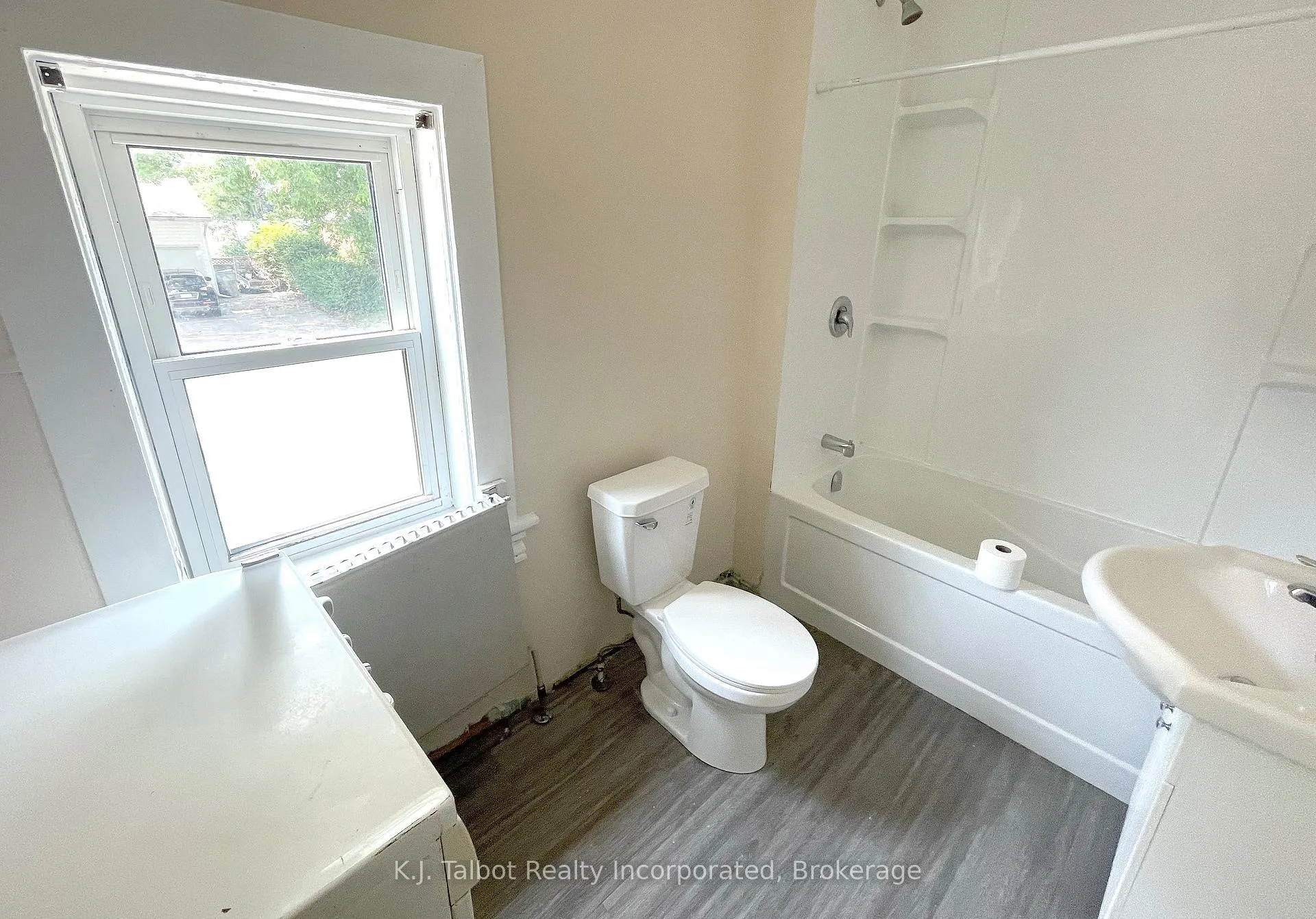 Photo 11 of 311 Gibbons Street S, Goderich, Goderich (Town) — HOMEH
