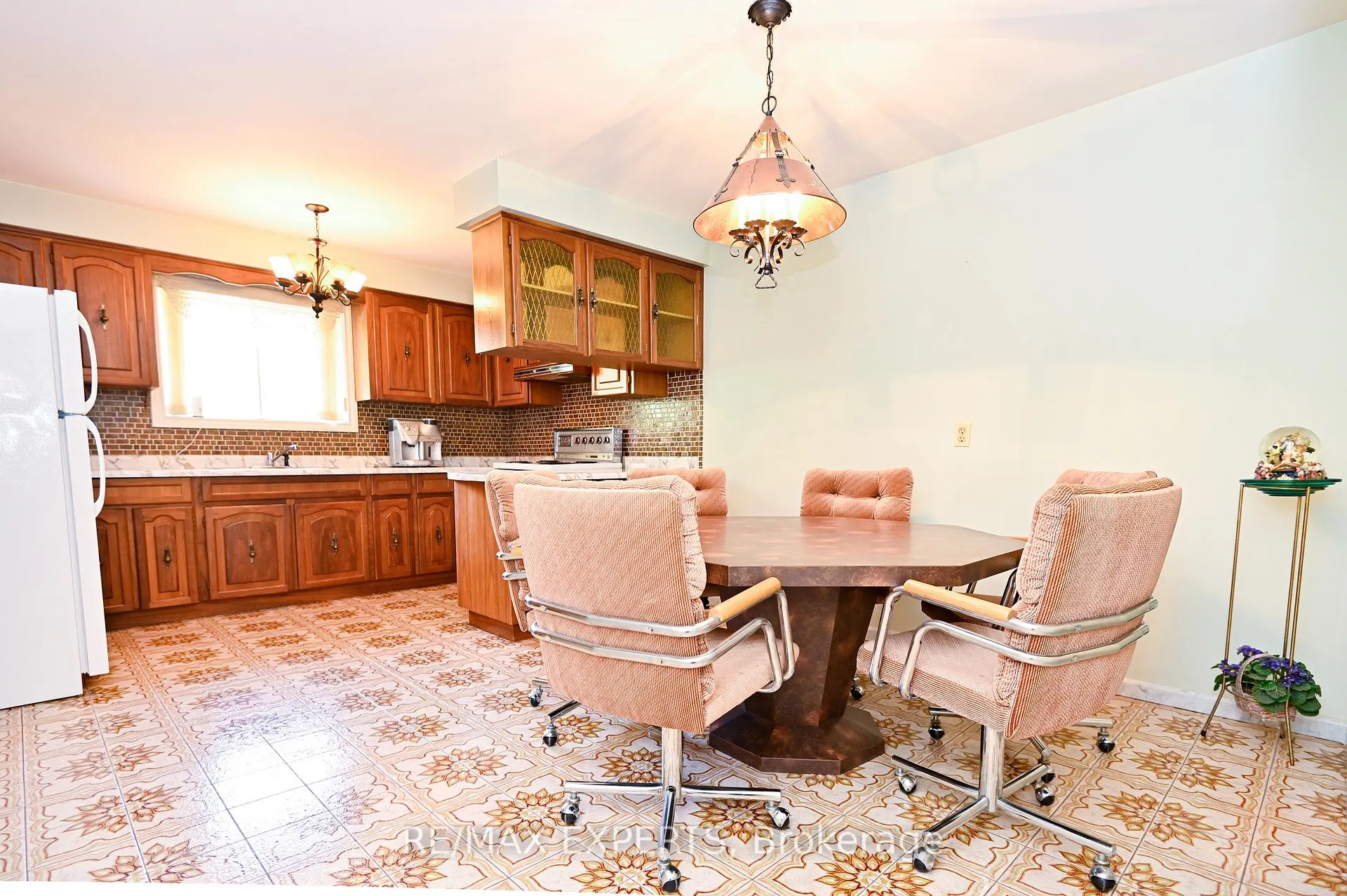 Photo 7 of 2355 Major Mackenzie Drive, Vaughan, Maple — HOMEH