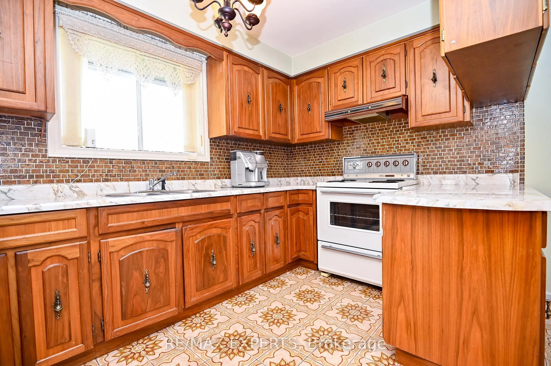 Photo 8 of 2355 Major Mackenzie Drive, Vaughan, Maple — HOMEH