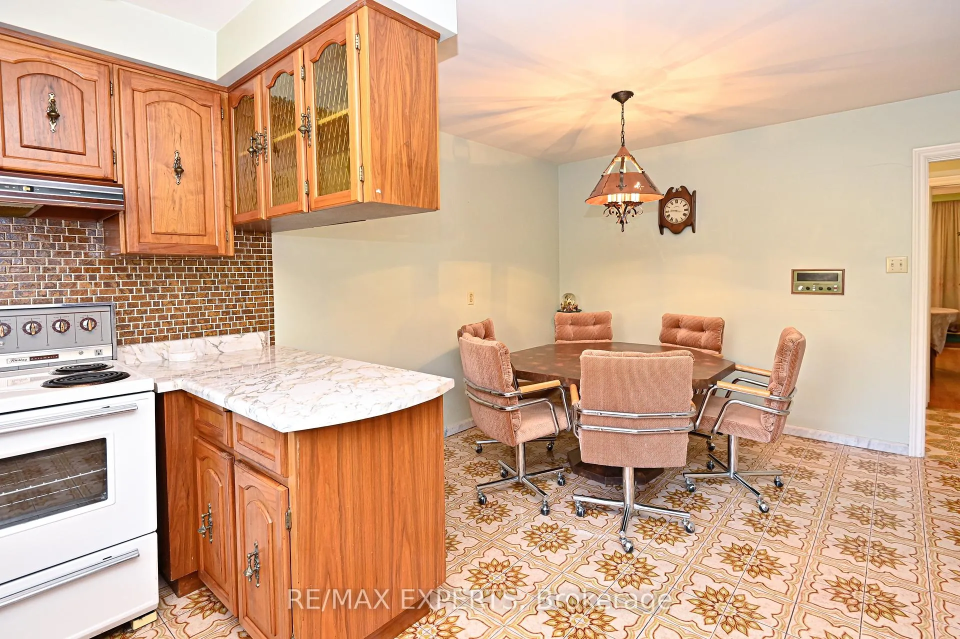 Photo 9 of 2355 Major Mackenzie Drive, Vaughan, Maple — HOMEH