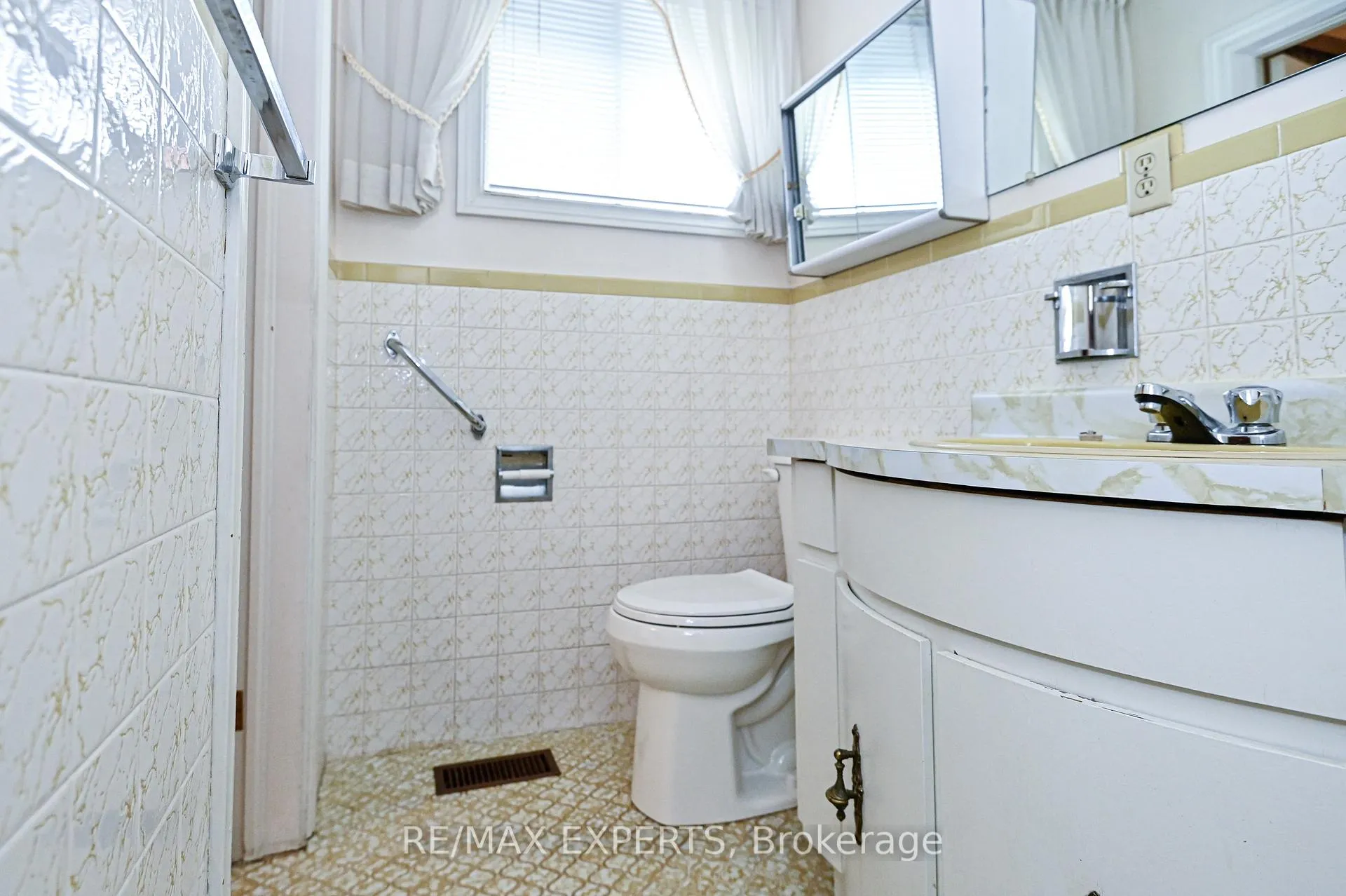 Photo 16 of 2355 Major Mackenzie Drive, Vaughan, Maple — HOMEH