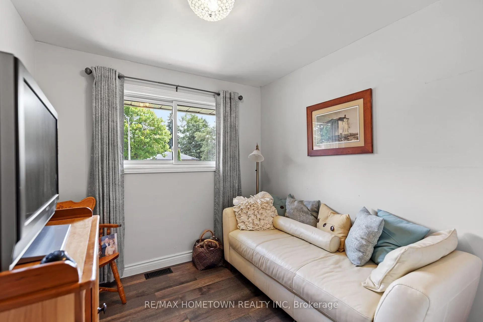 Photo 21 of 126 Manor Drive, Brockville — HOMEH