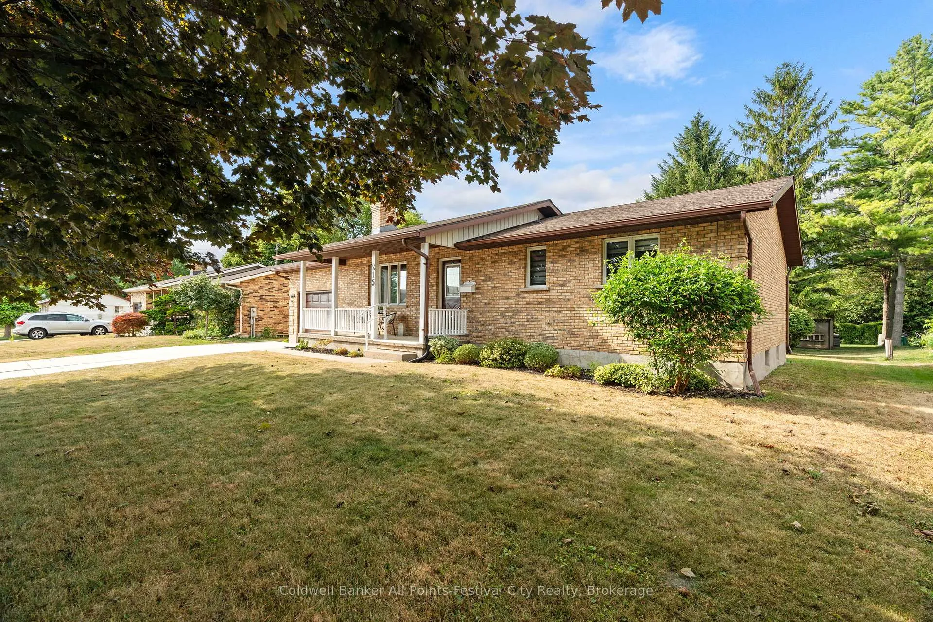 Photo 3 of 215 Bennett Street E, Goderich, Goderich (Town) — HOMEH