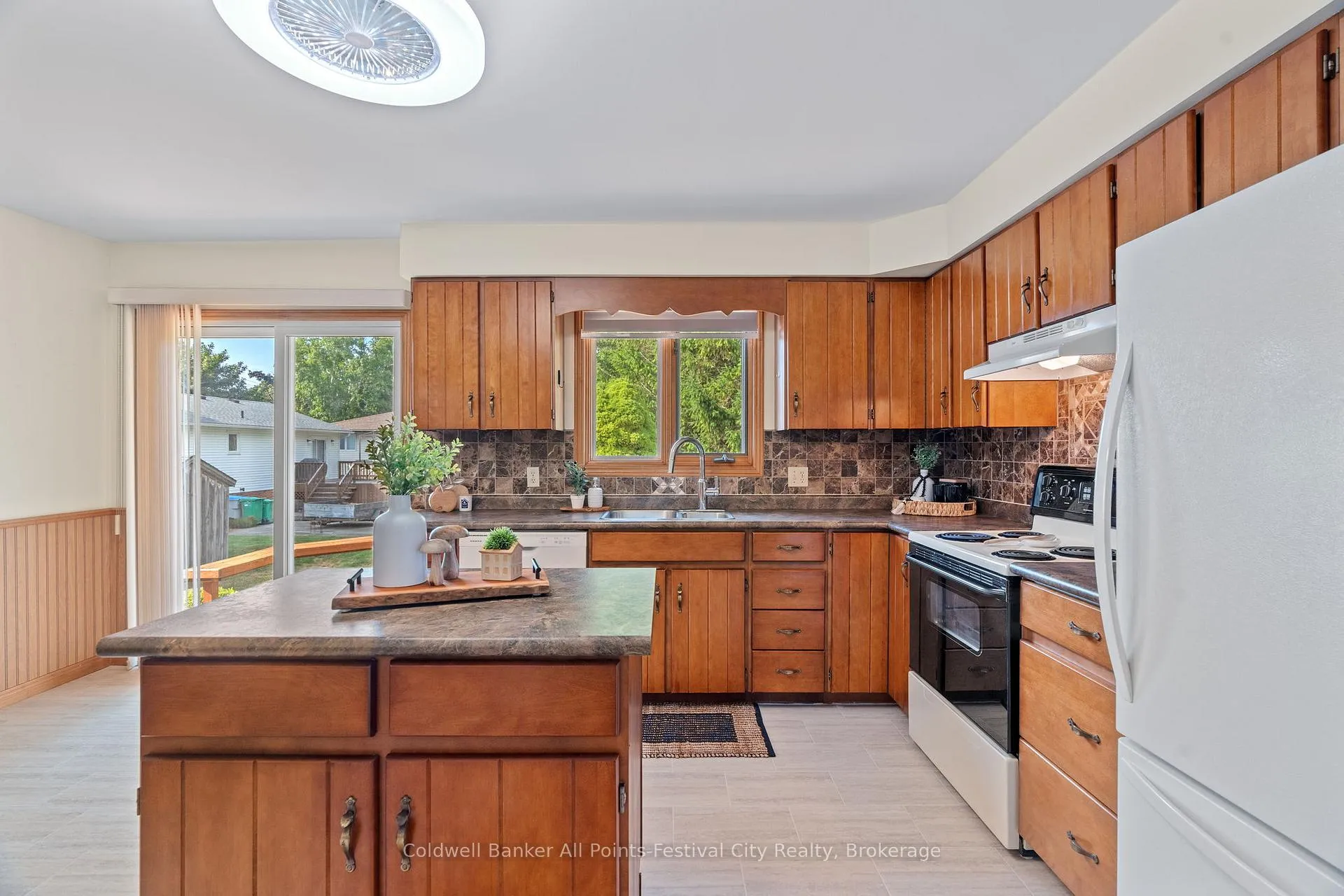 Photo 12 of 215 Bennett Street E, Goderich, Goderich (Town) — HOMEH
