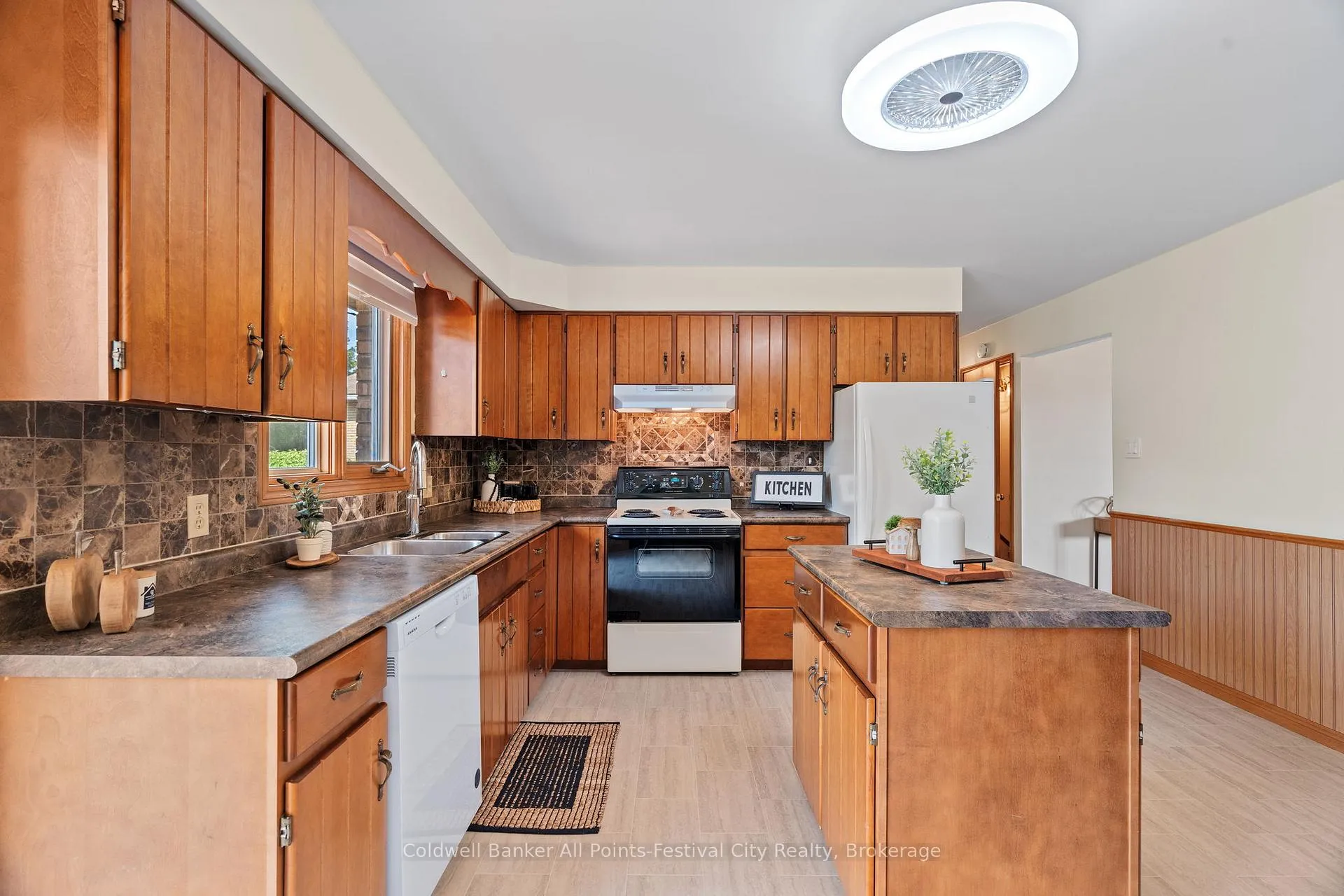 Photo 13 of 215 Bennett Street E, Goderich, Goderich (Town) — HOMEH