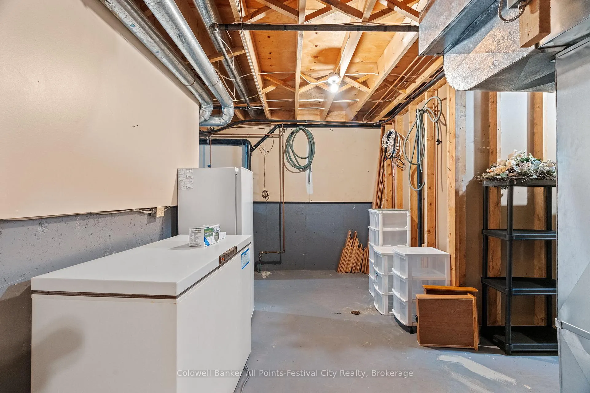 Photo 32 of 215 Bennett Street E, Goderich, Goderich (Town) — HOMEH