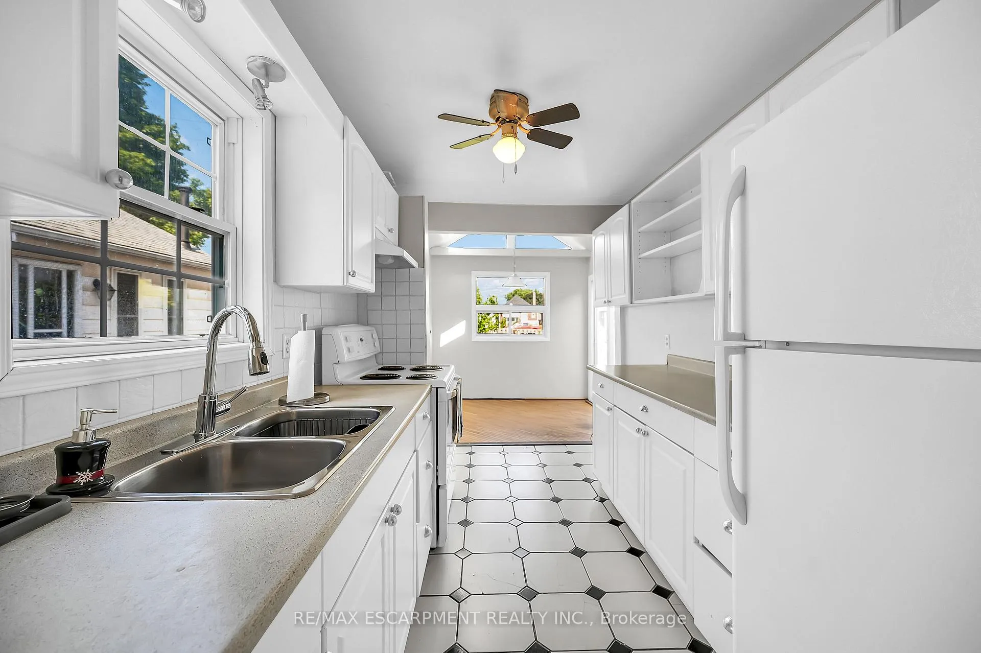 Photo 11 of 155 Selkirk Avenue, Hamilton, Normanhurst — HOMEH