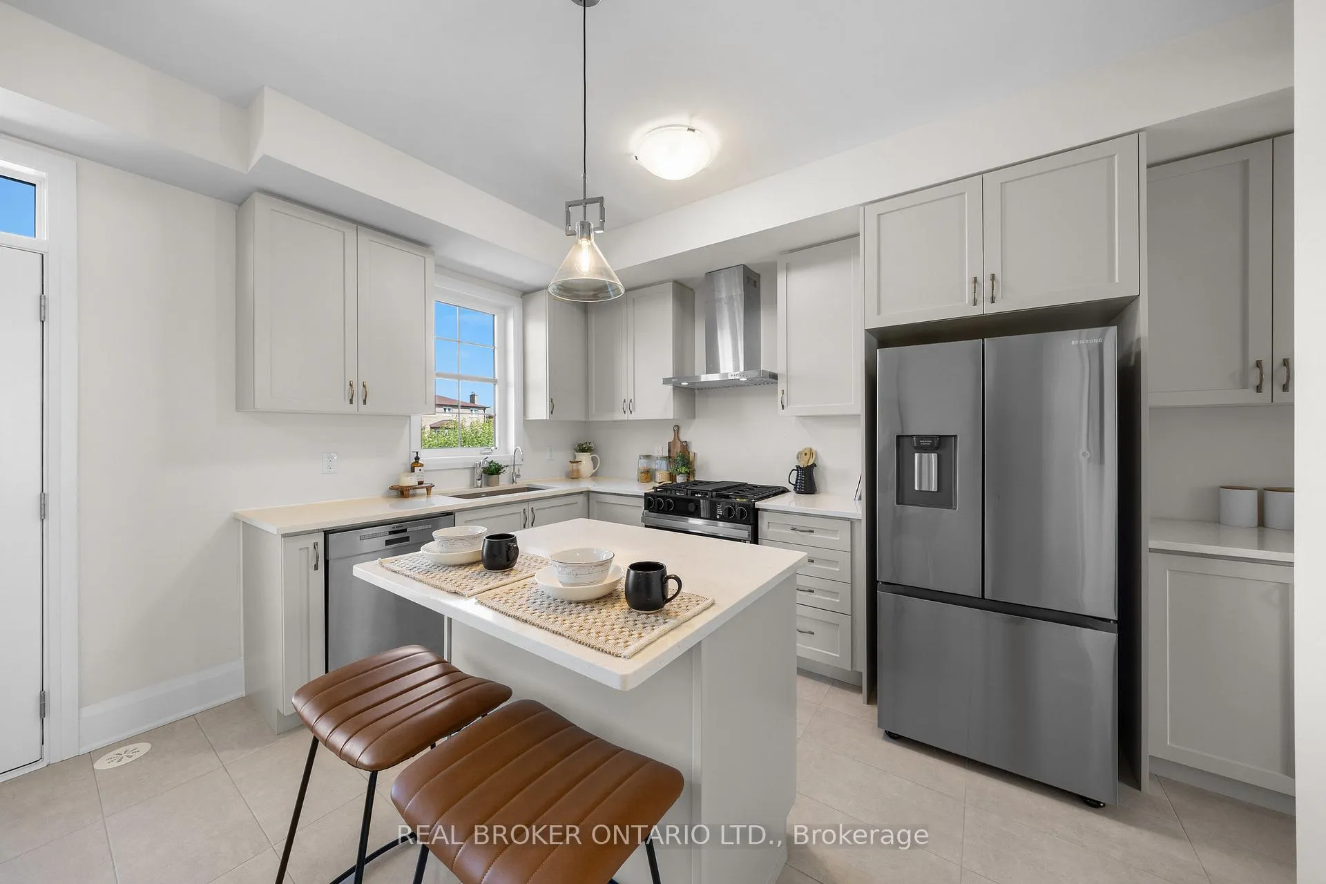 Photo 1 of 17 Kennisis Way, Vaughan, Maple — HOMEH
