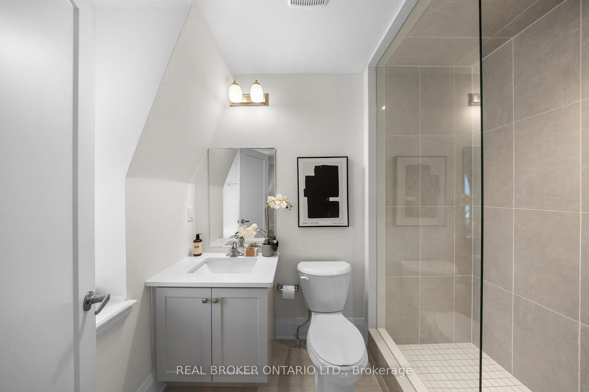 Photo 2 of 17 Kennisis Way, Vaughan, Maple — HOMEH