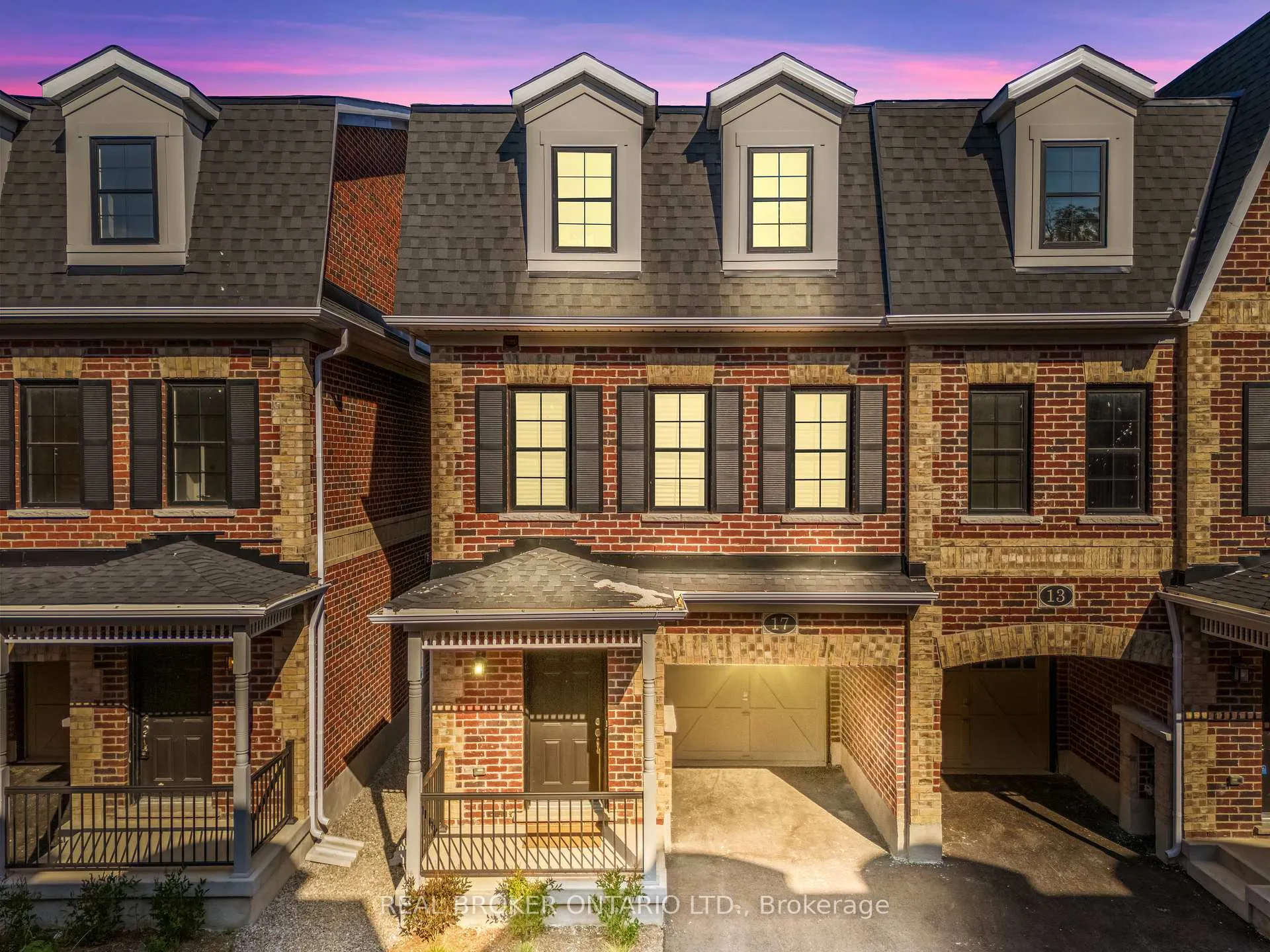 Photo 3 of 17 Kennisis Way, Vaughan, Maple — HOMEH