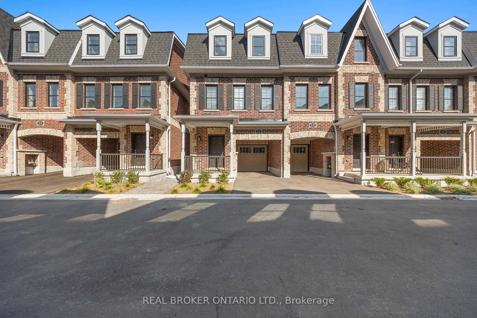 Photo 4 of 17 Kennisis Way, Vaughan, Maple — HOMEH