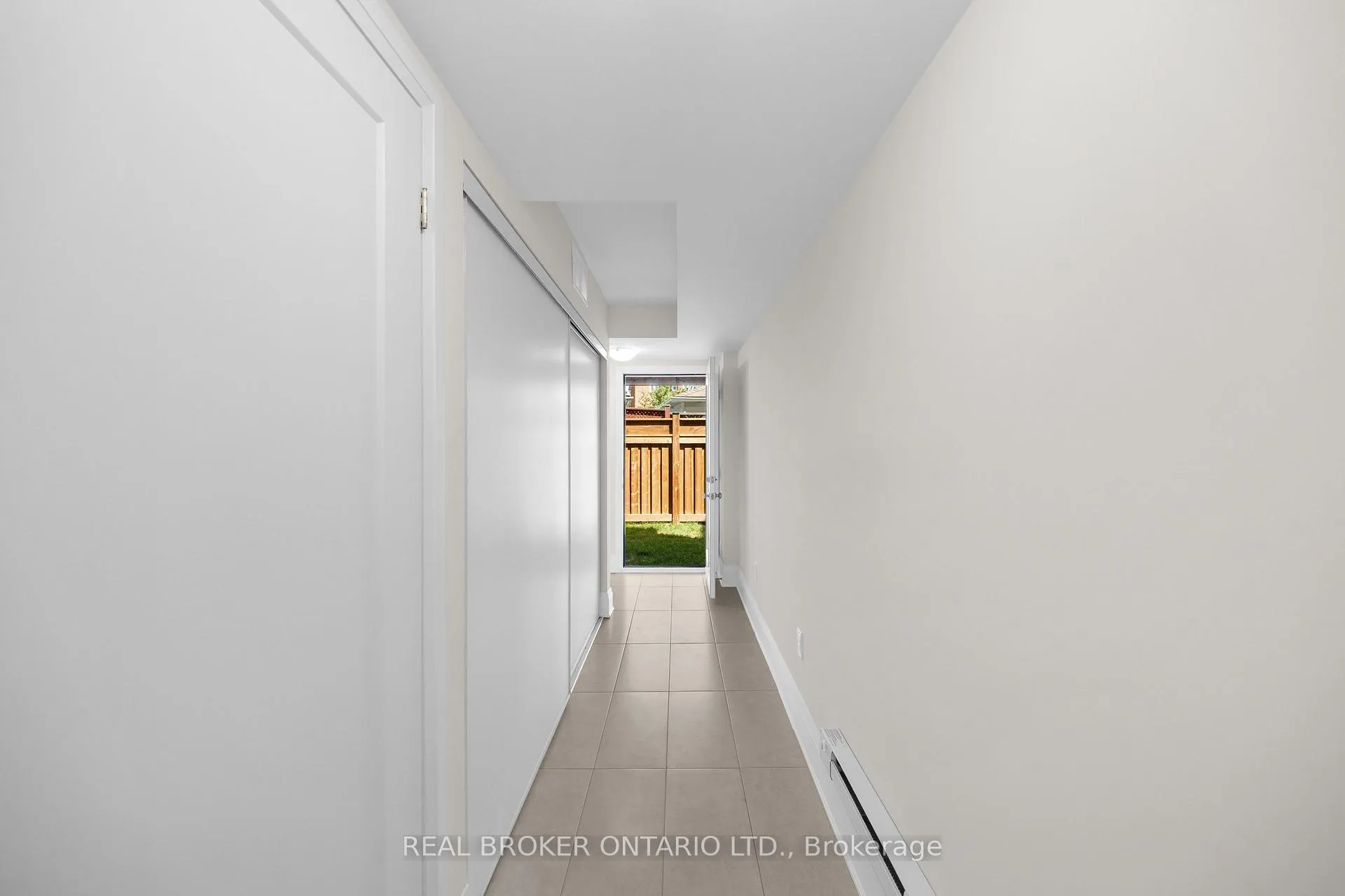 Photo 9 of 17 Kennisis Way, Vaughan, Maple — HOMEH