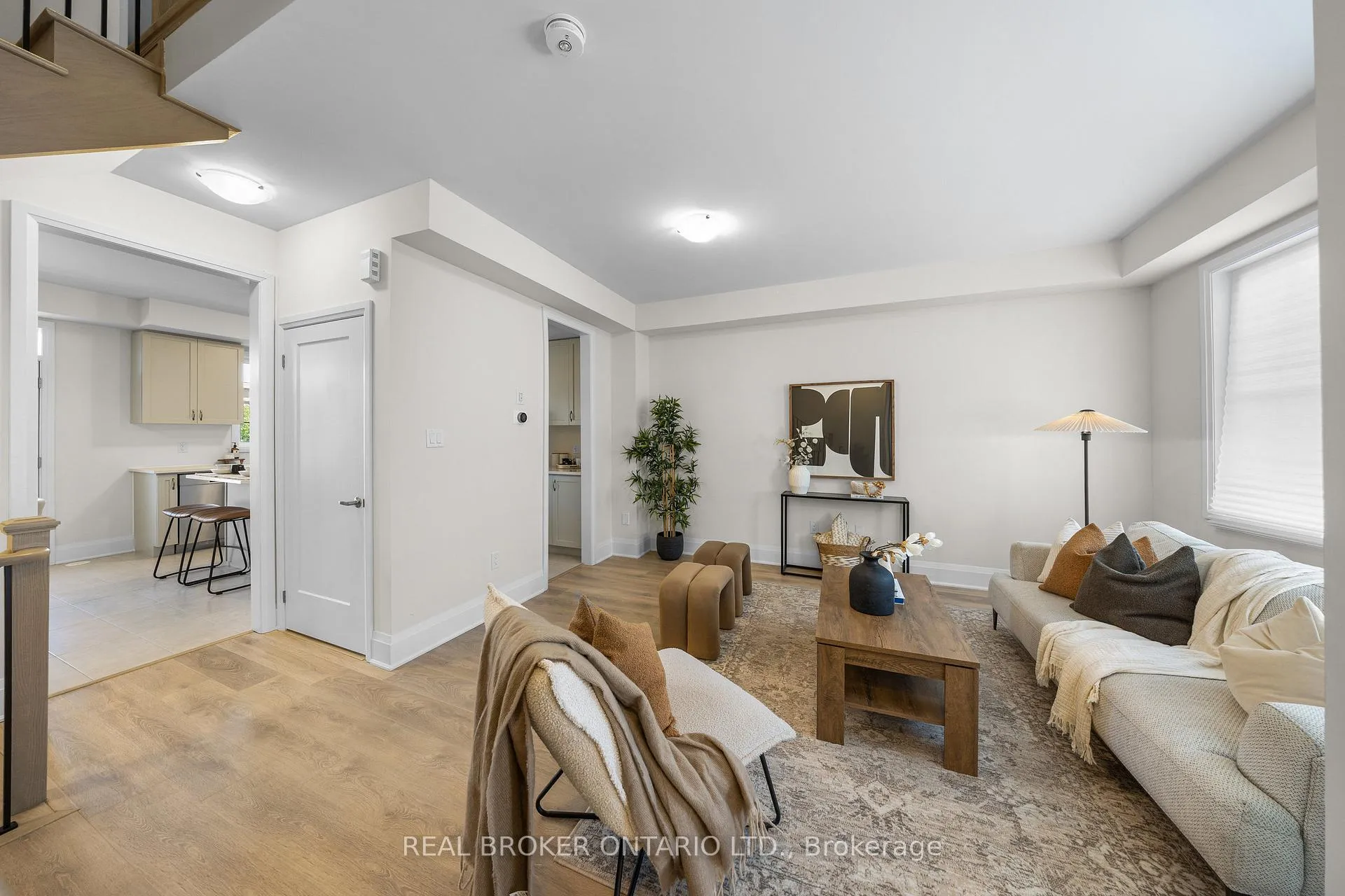 Photo 10 of 17 Kennisis Way, Vaughan, Maple — HOMEH