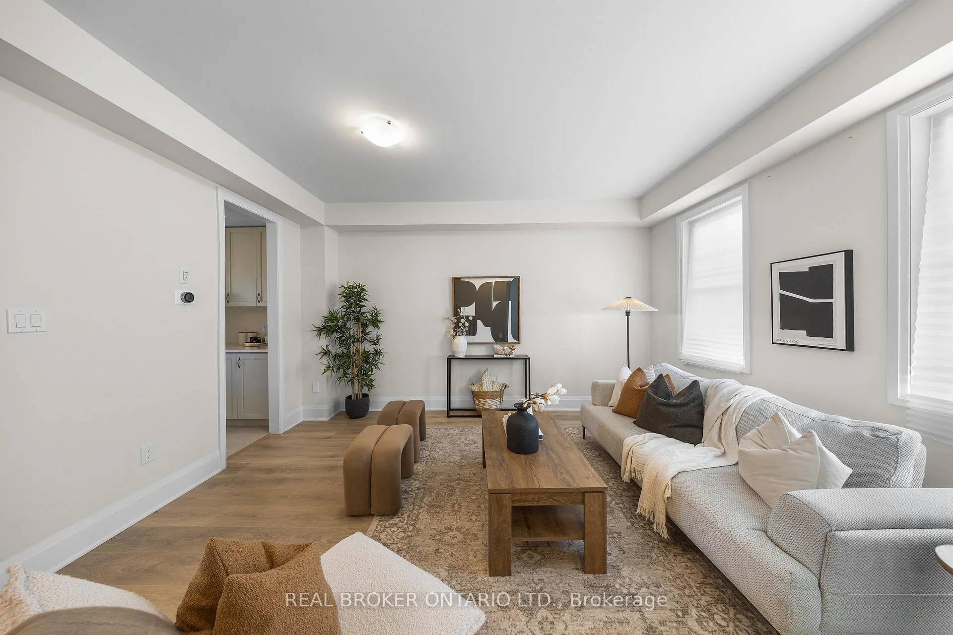 Photo 11 of 17 Kennisis Way, Vaughan, Maple — HOMEH