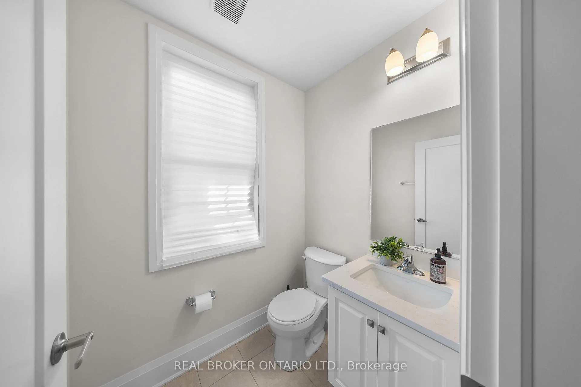 Photo 12 of 17 Kennisis Way, Vaughan, Maple — HOMEH