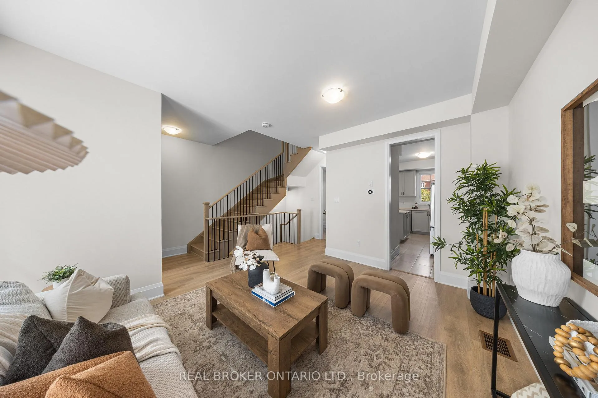 Photo 14 of 17 Kennisis Way, Vaughan, Maple — HOMEH