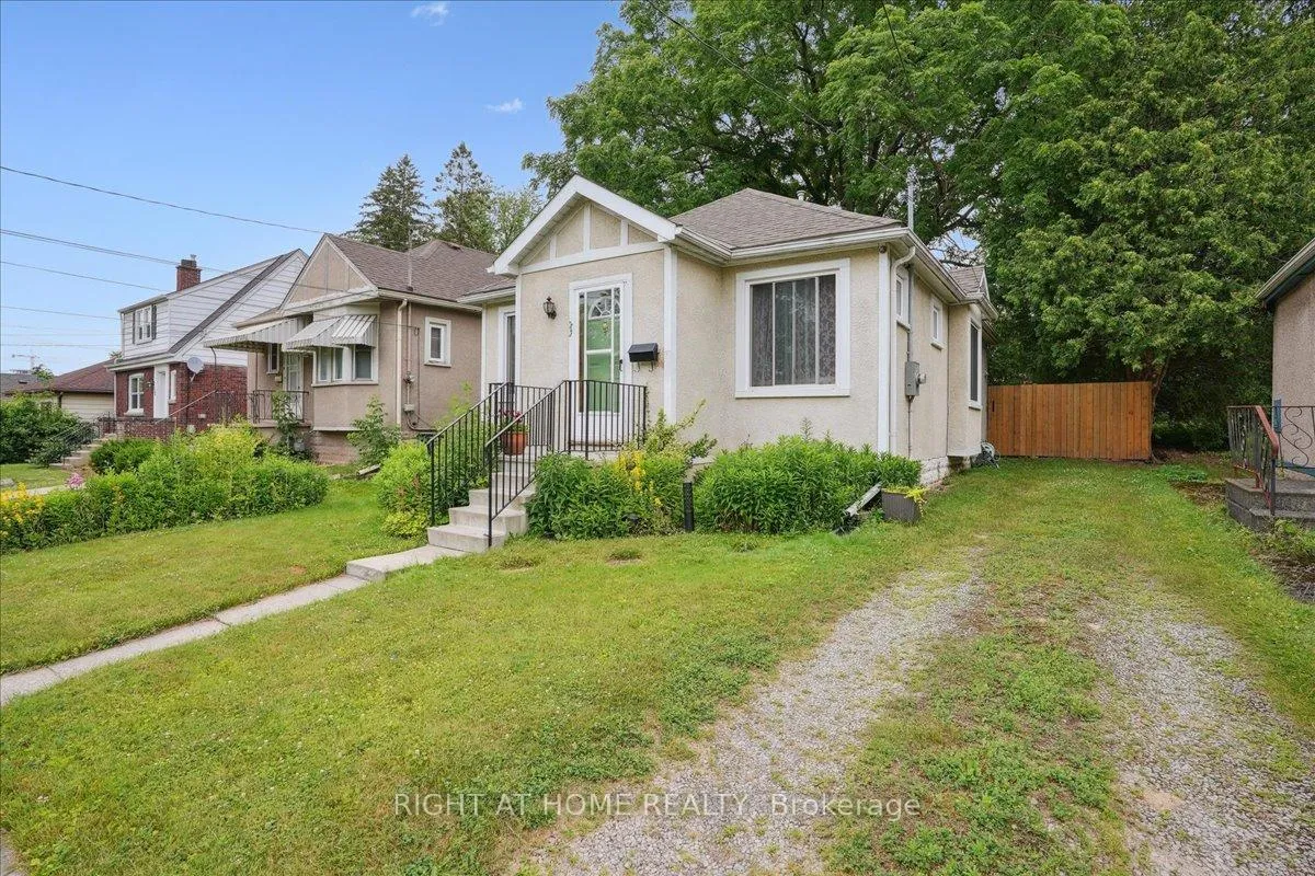 Photo 2 of 223 Broadway Avenue, Hamilton, Ainslie Wood — HOMEH
