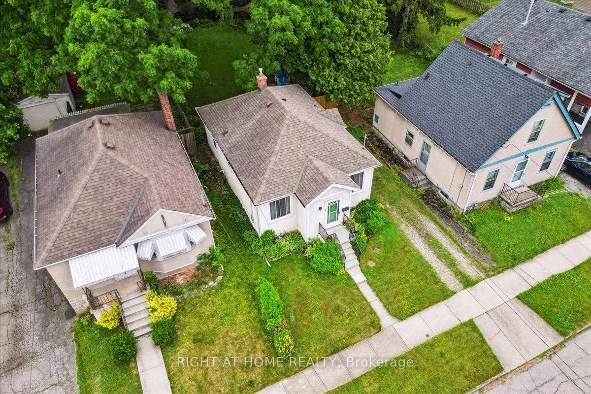 Photo 4 of 223 Broadway Avenue, Hamilton, Ainslie Wood — HOMEH